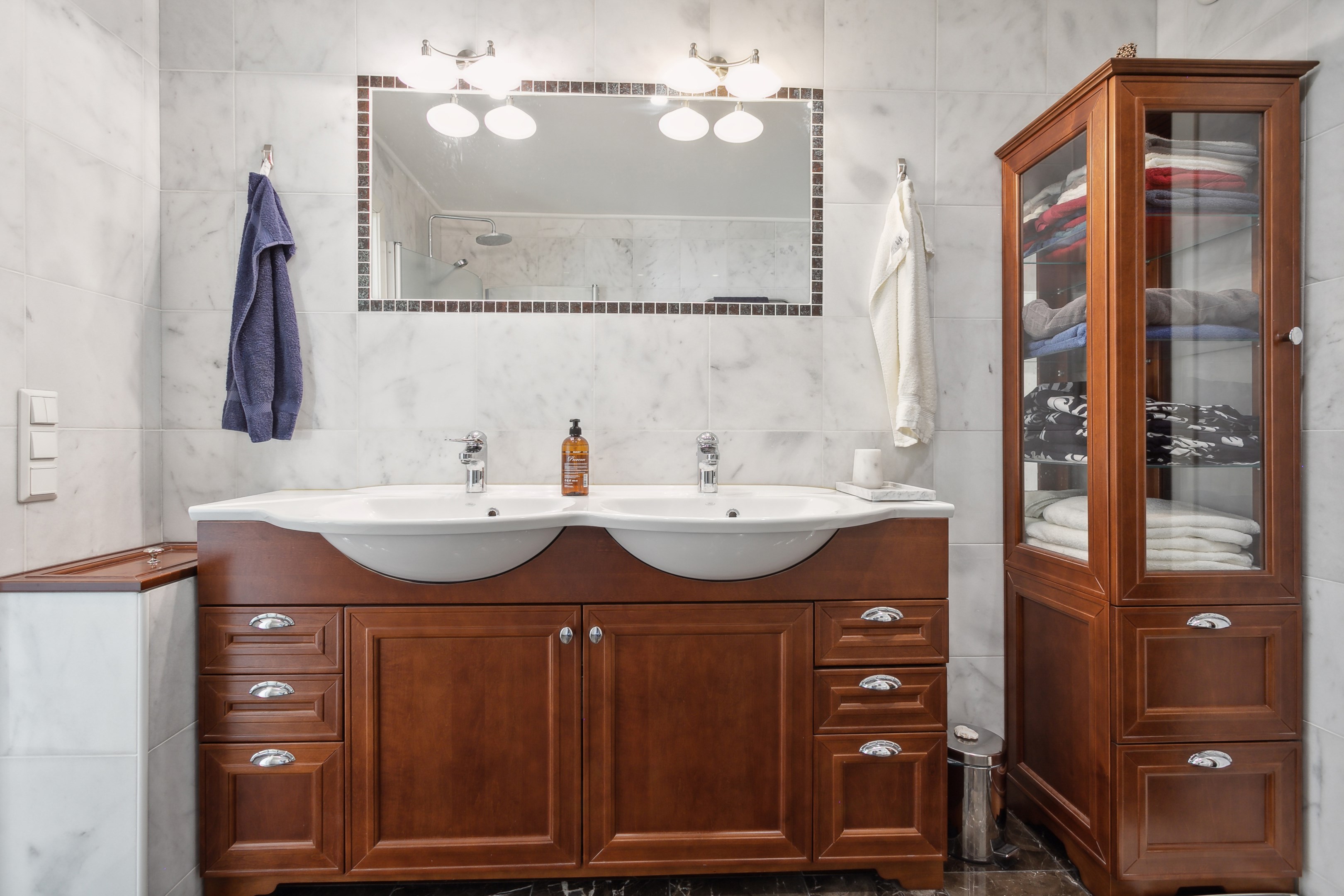 Dubbla handfat och lucka för att skicka ner tvätt