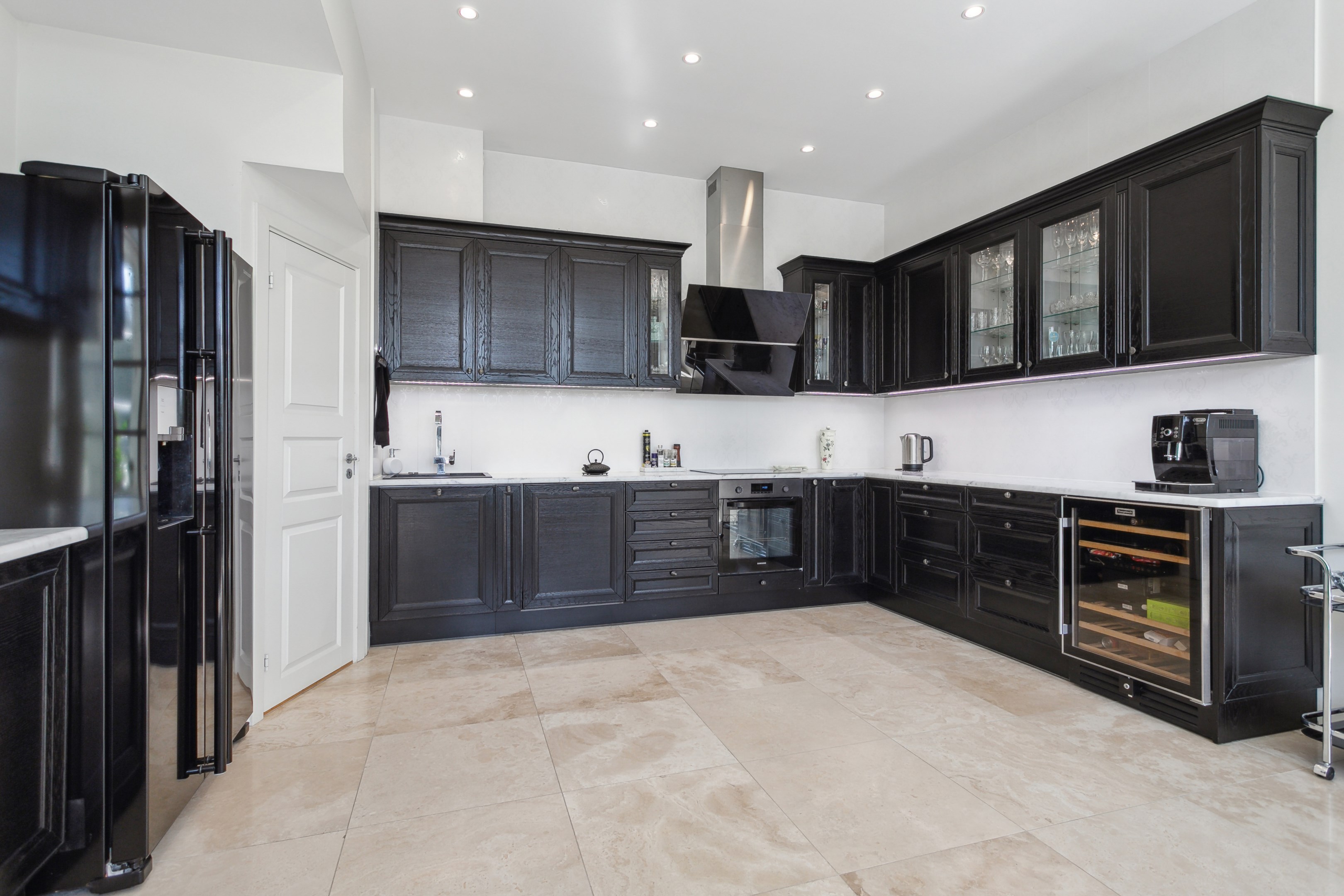 Stilrent kök med marmorbänkskivor