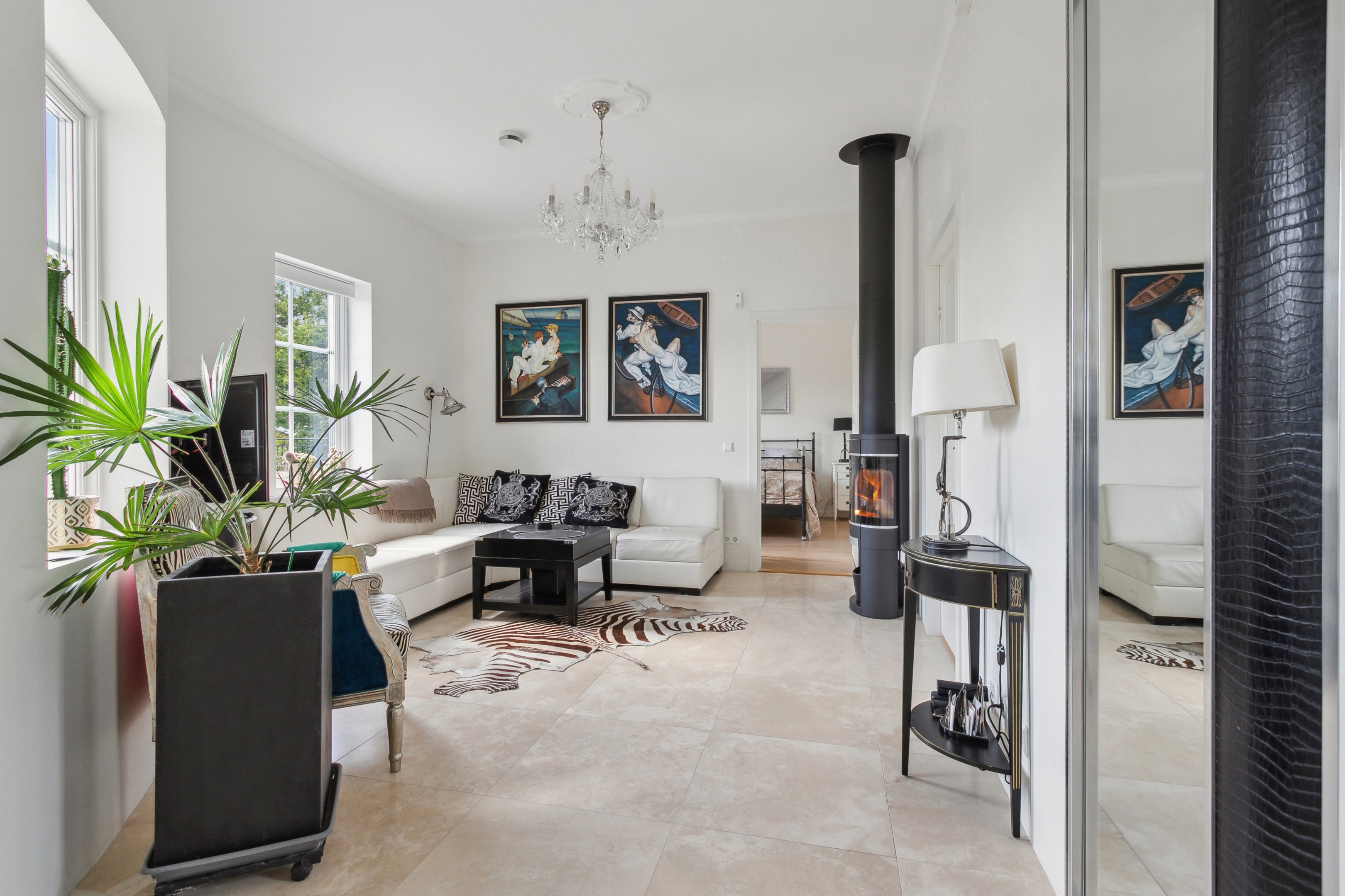 Allrum/vardagsrum direkt till vänster innanför entrén