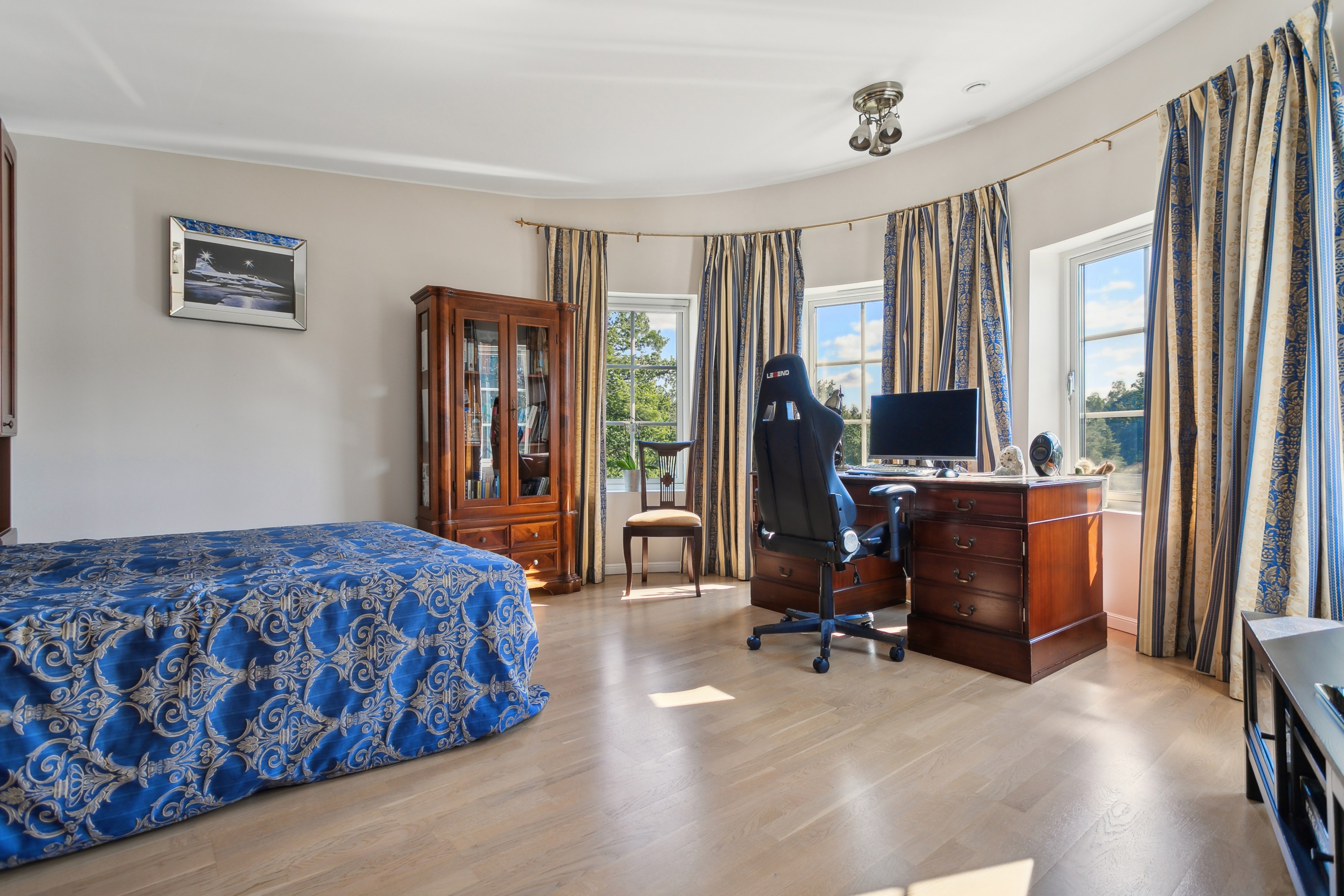 Sovrum 3 övre plan som fullkomligt badar i ljus