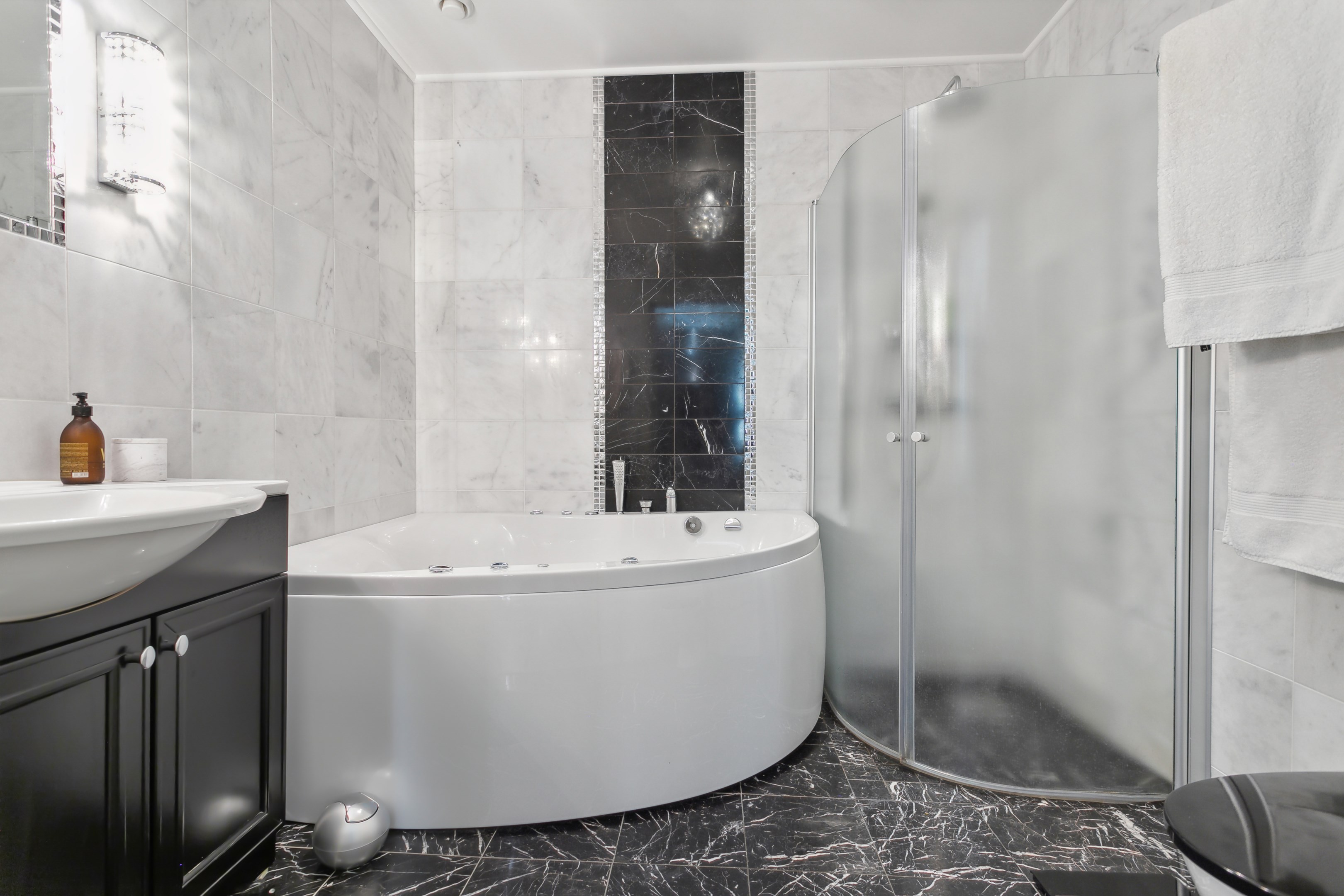 Master bedrooms privata badrum med dusch och badkar