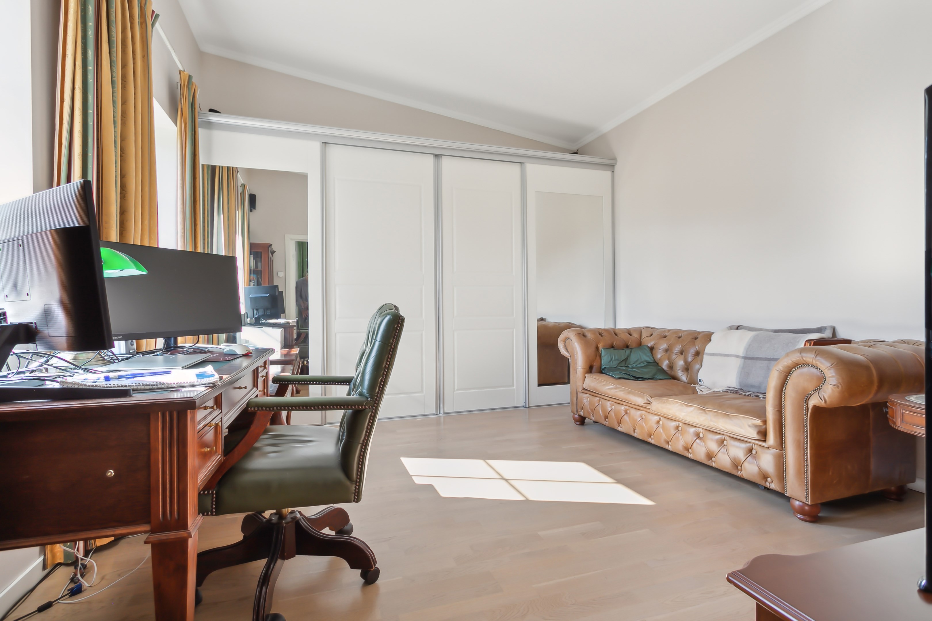 Sovrum 4 övre plan med hel garderobsvägg