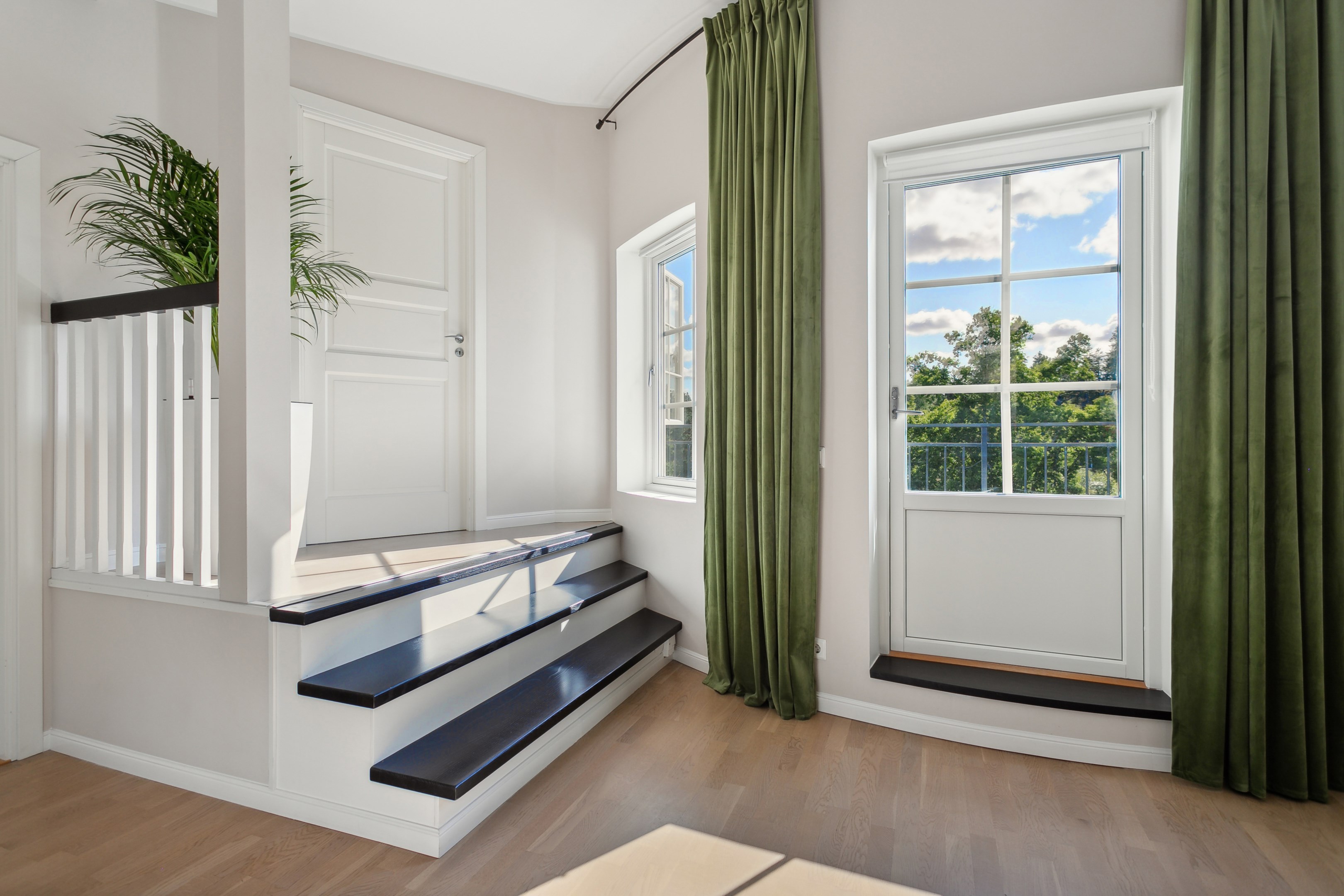 Tre trappsteg upp till sovrum 3 övre plan