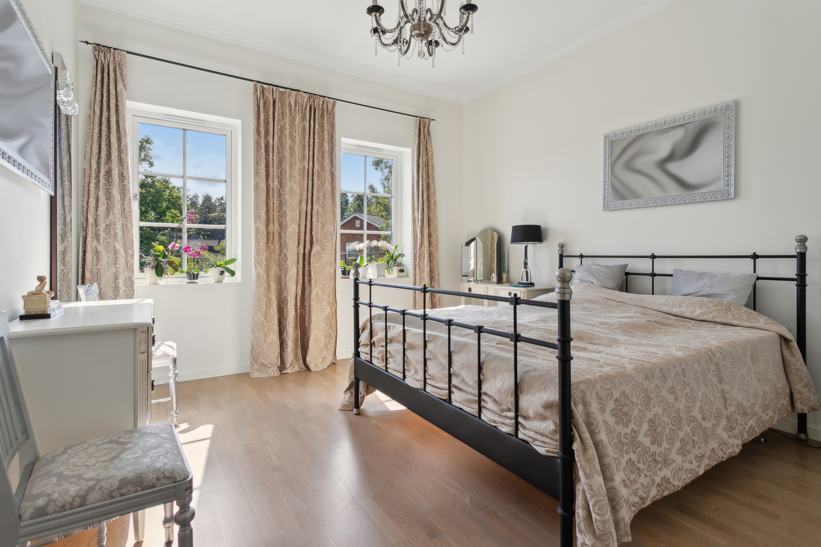 Master bedroom med dubbla fönster på entréplan