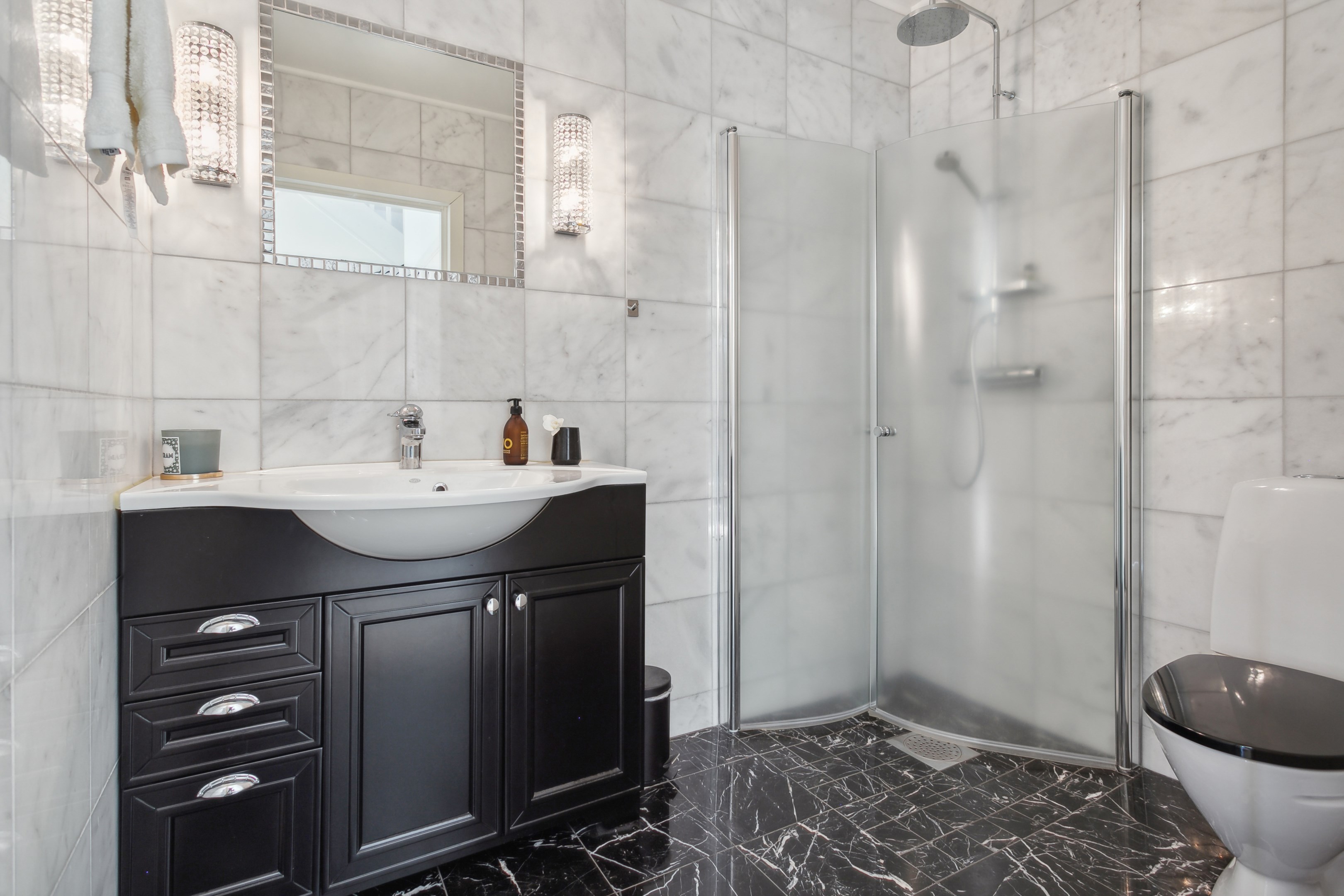 Separat dusch/WC i anslutning till entré/hall