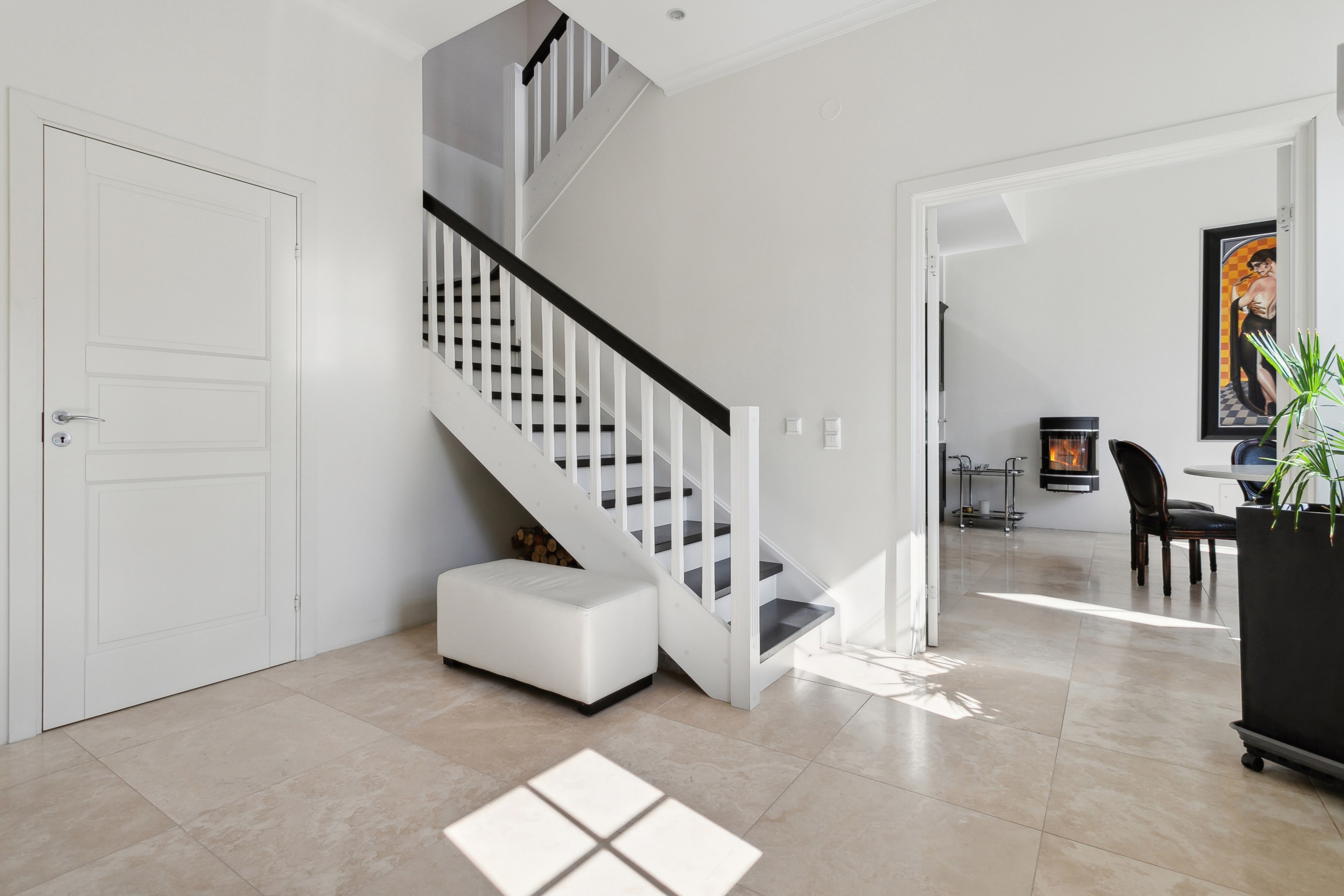 ... med trappor upp till övre plan