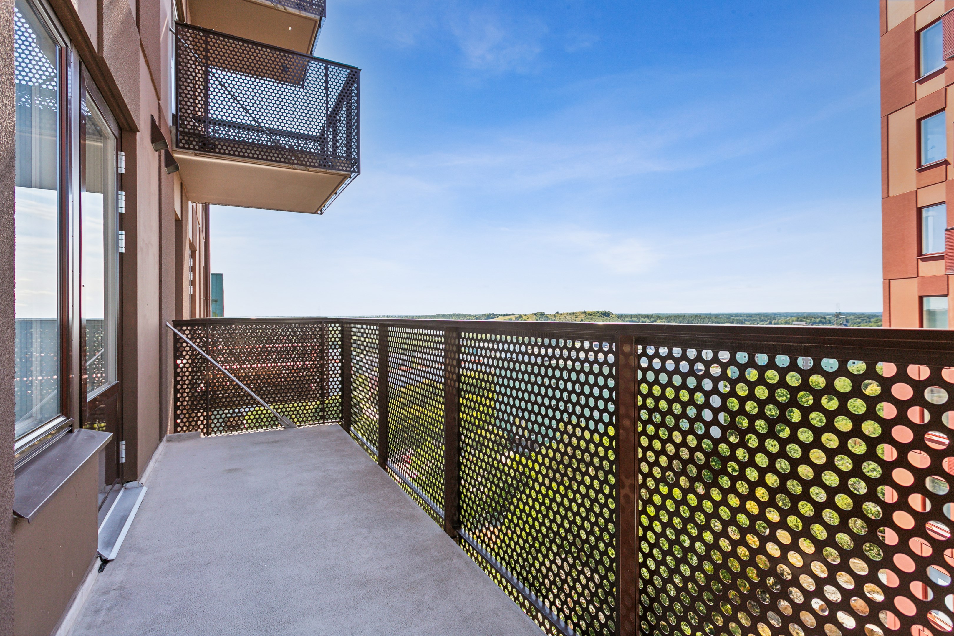 Stor balkong med massor av sol från kl 14