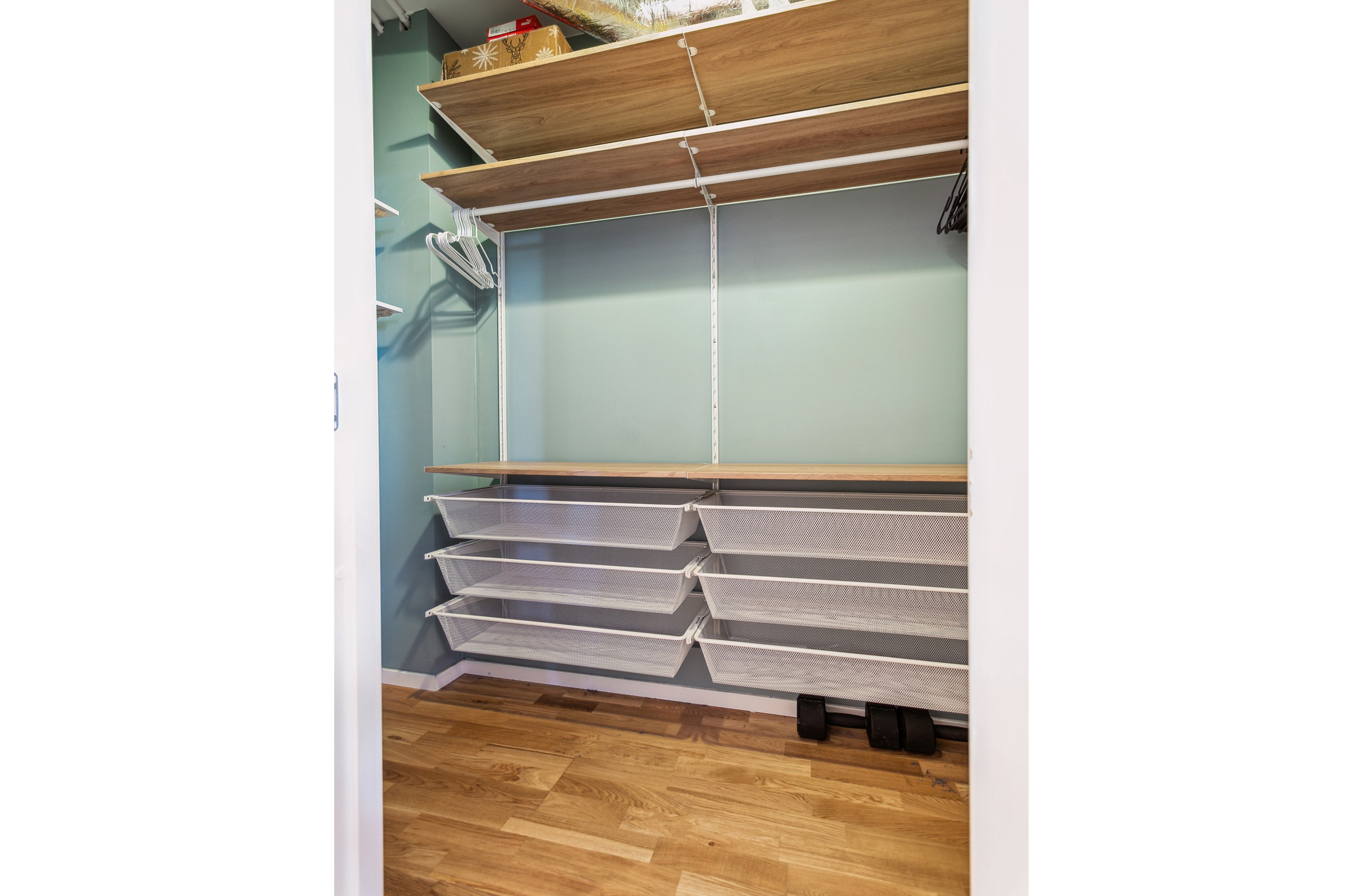 Rejäl klädkammare som nås från hallen