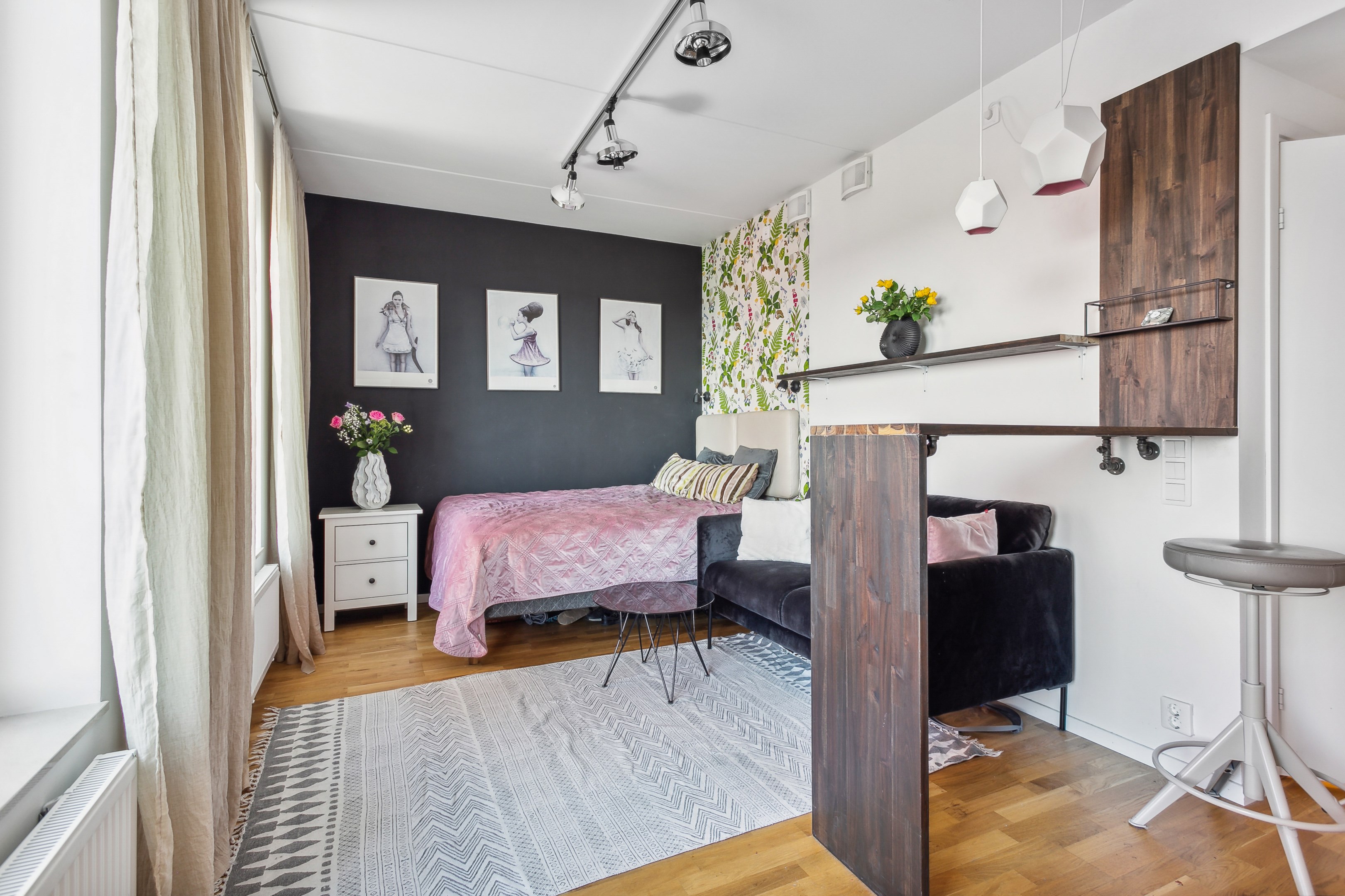 Lättmöblerat allrum med plats för säng och soffa