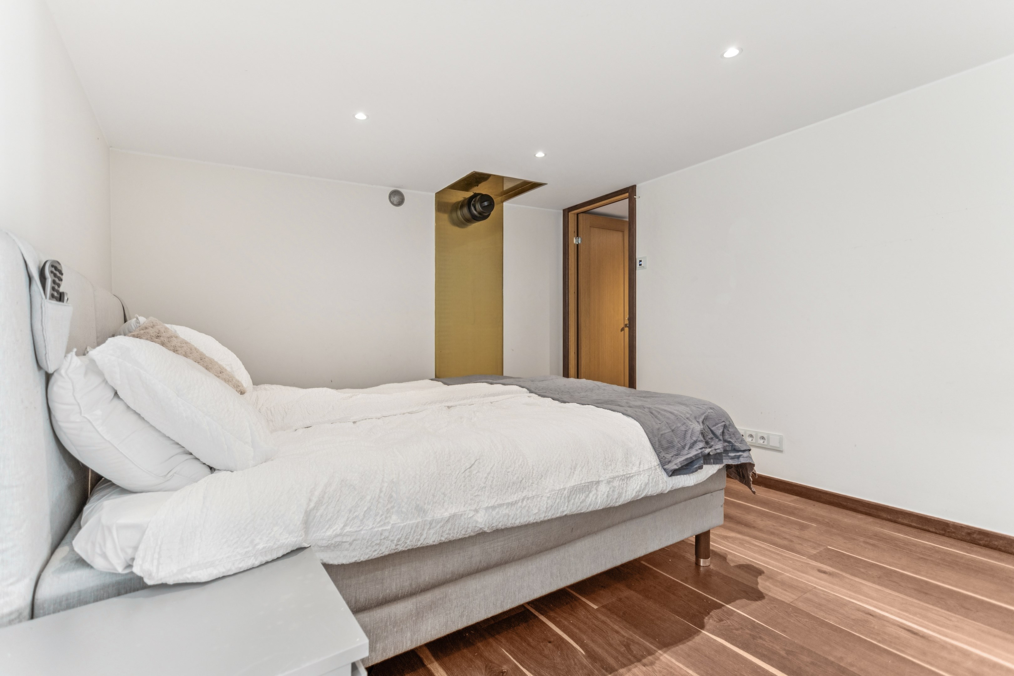 Även detta sovrum har egen klädkammare