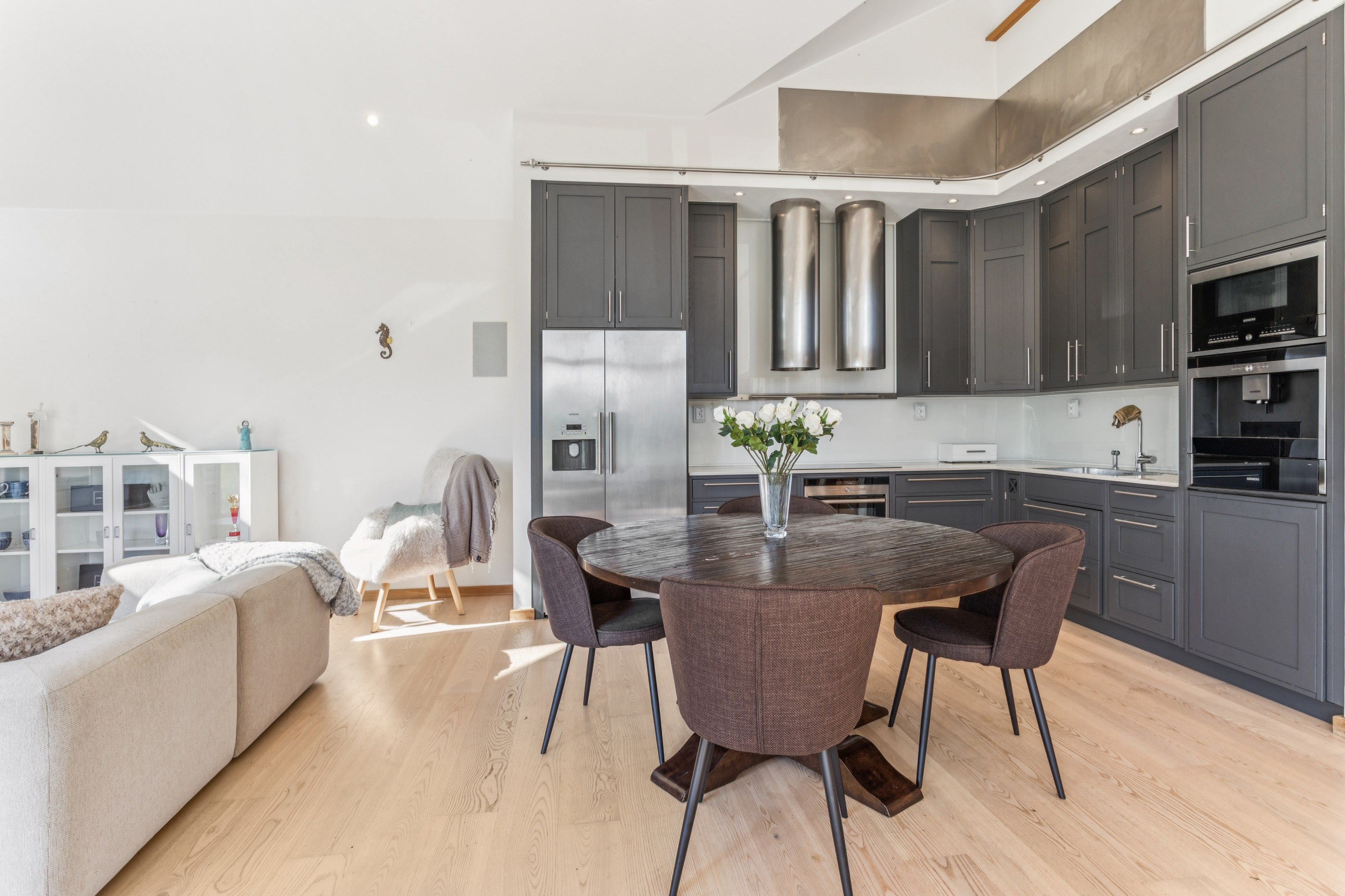 Påkostat kök med öppen planlösning mot vardagsrummet