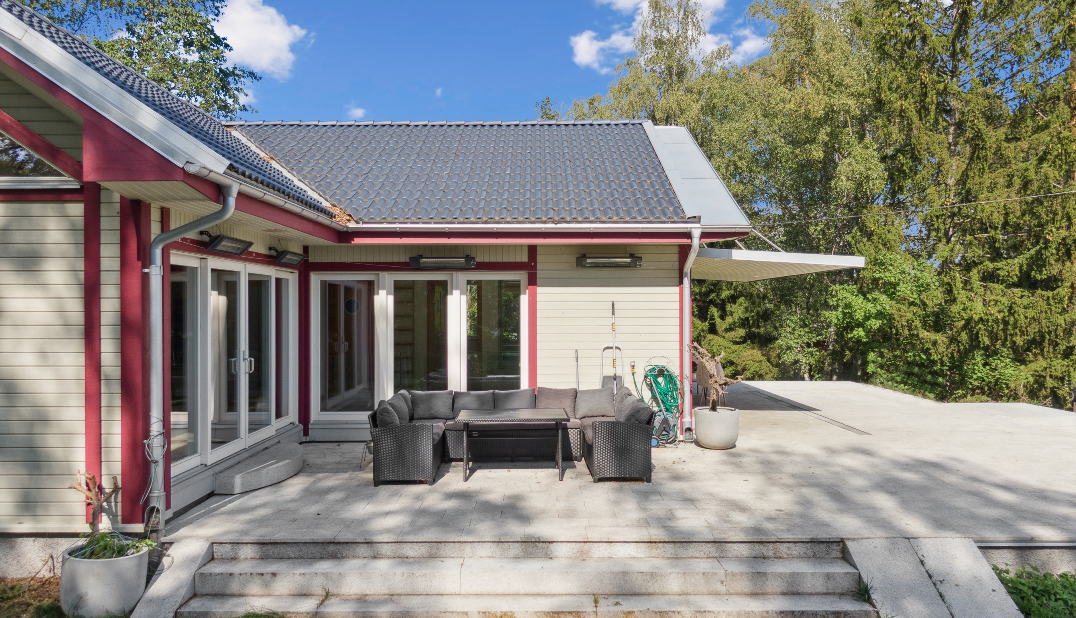 Stora stenlagda uteplatsytor