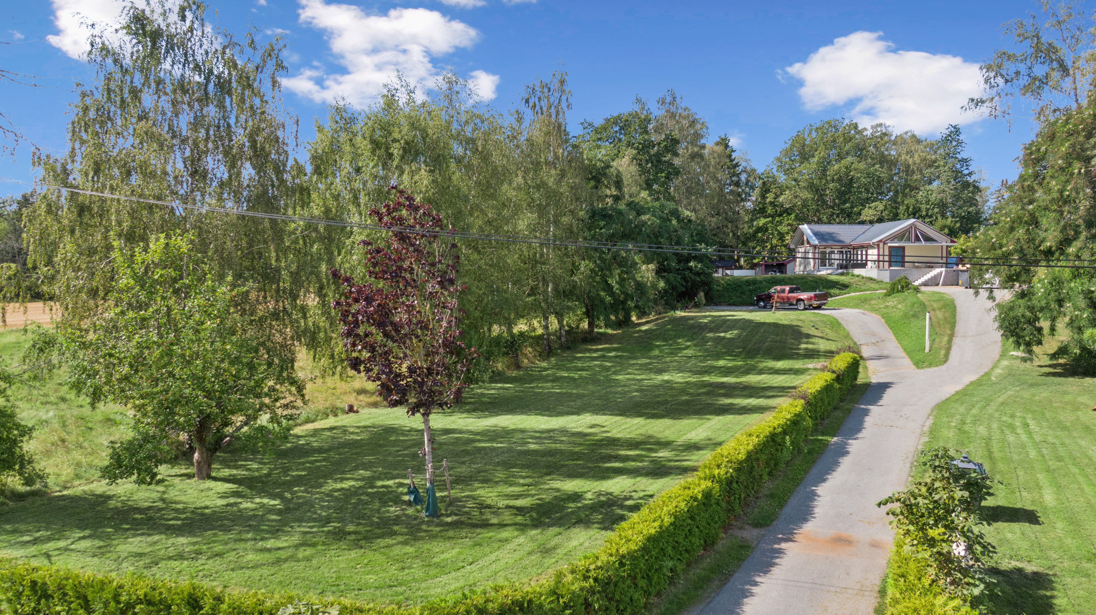 Fint inramad fastighet med massor av grönska