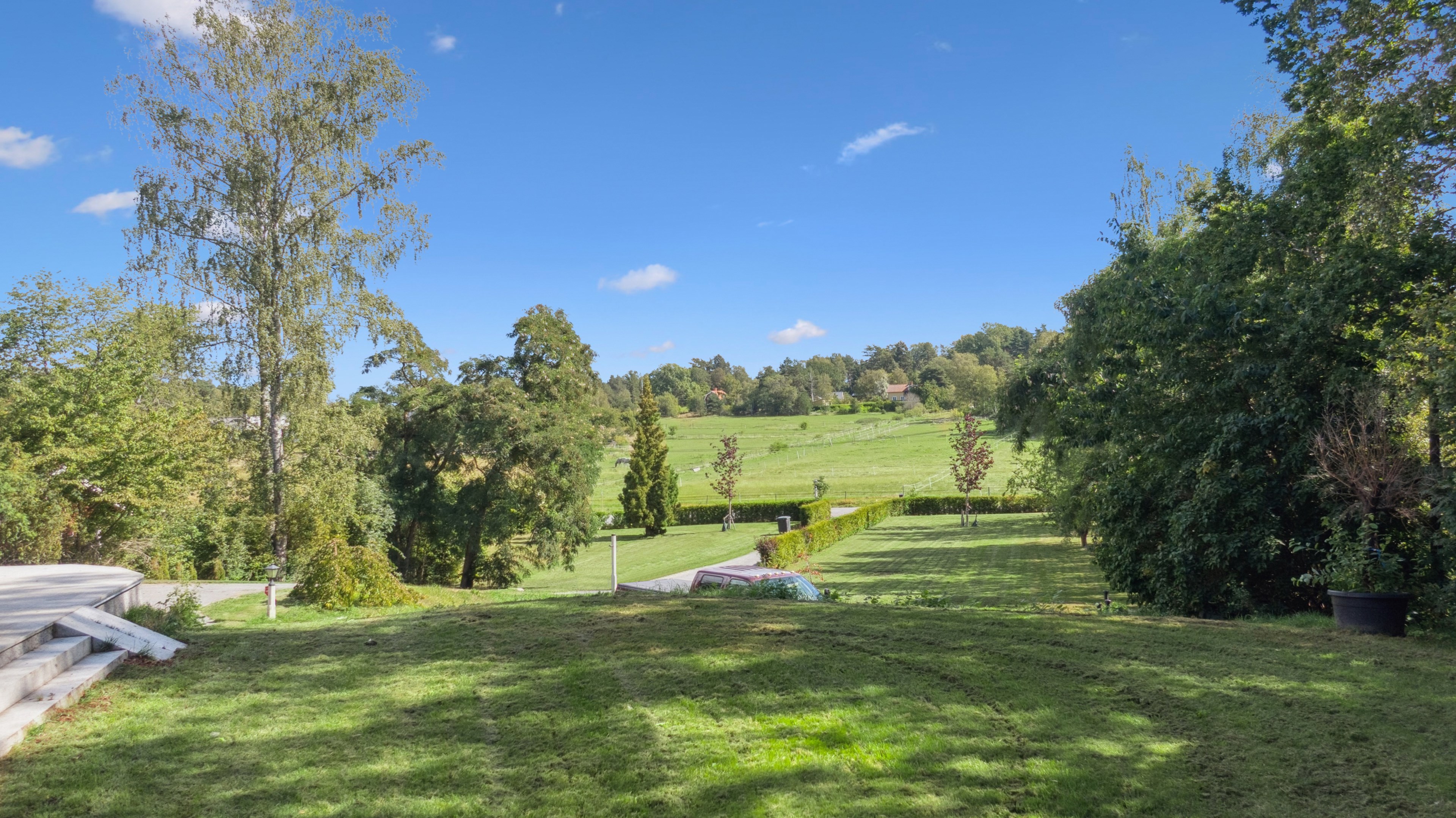 Härliga vyer från villan över hästhagar