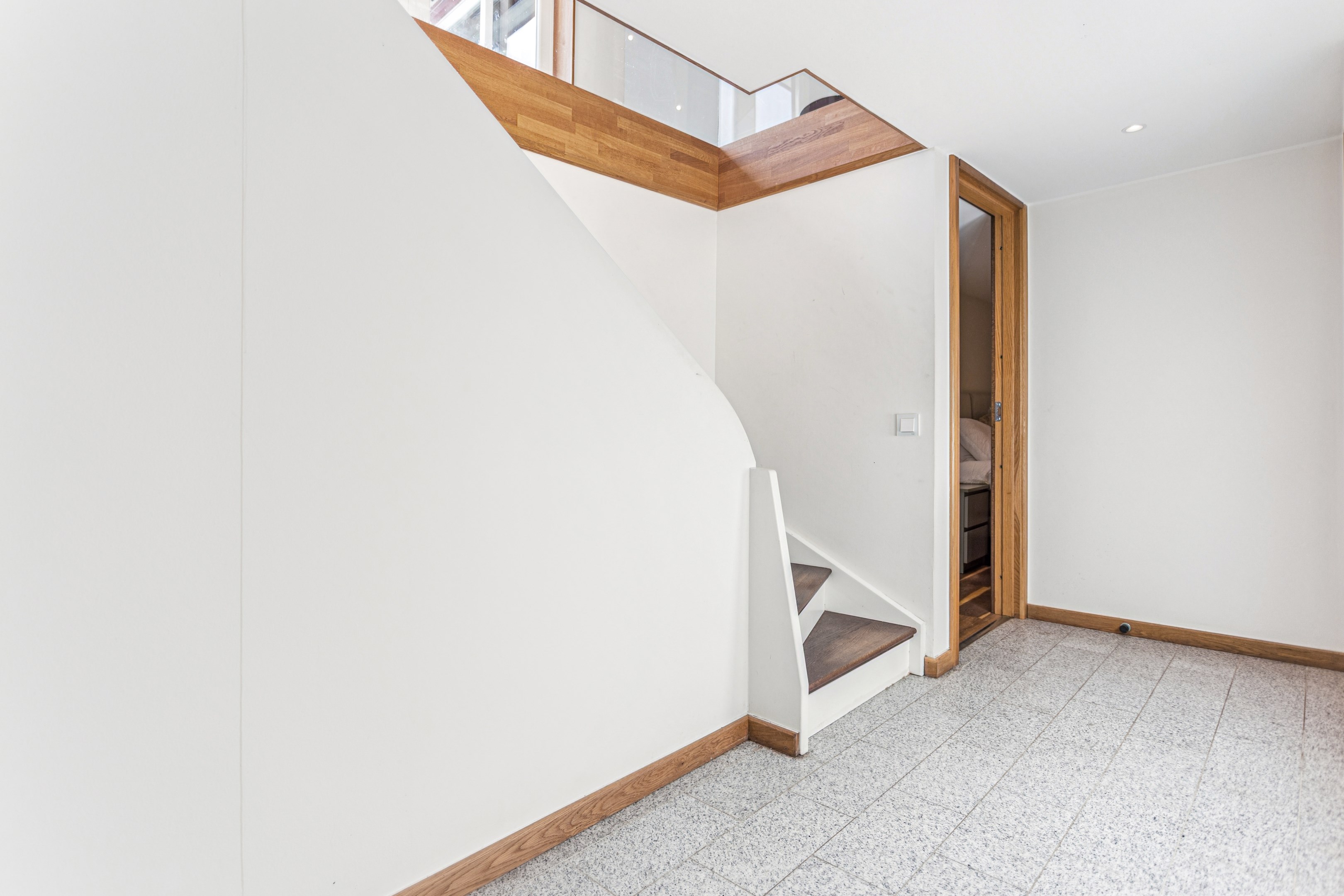 Hall med trappa upp till entréplan