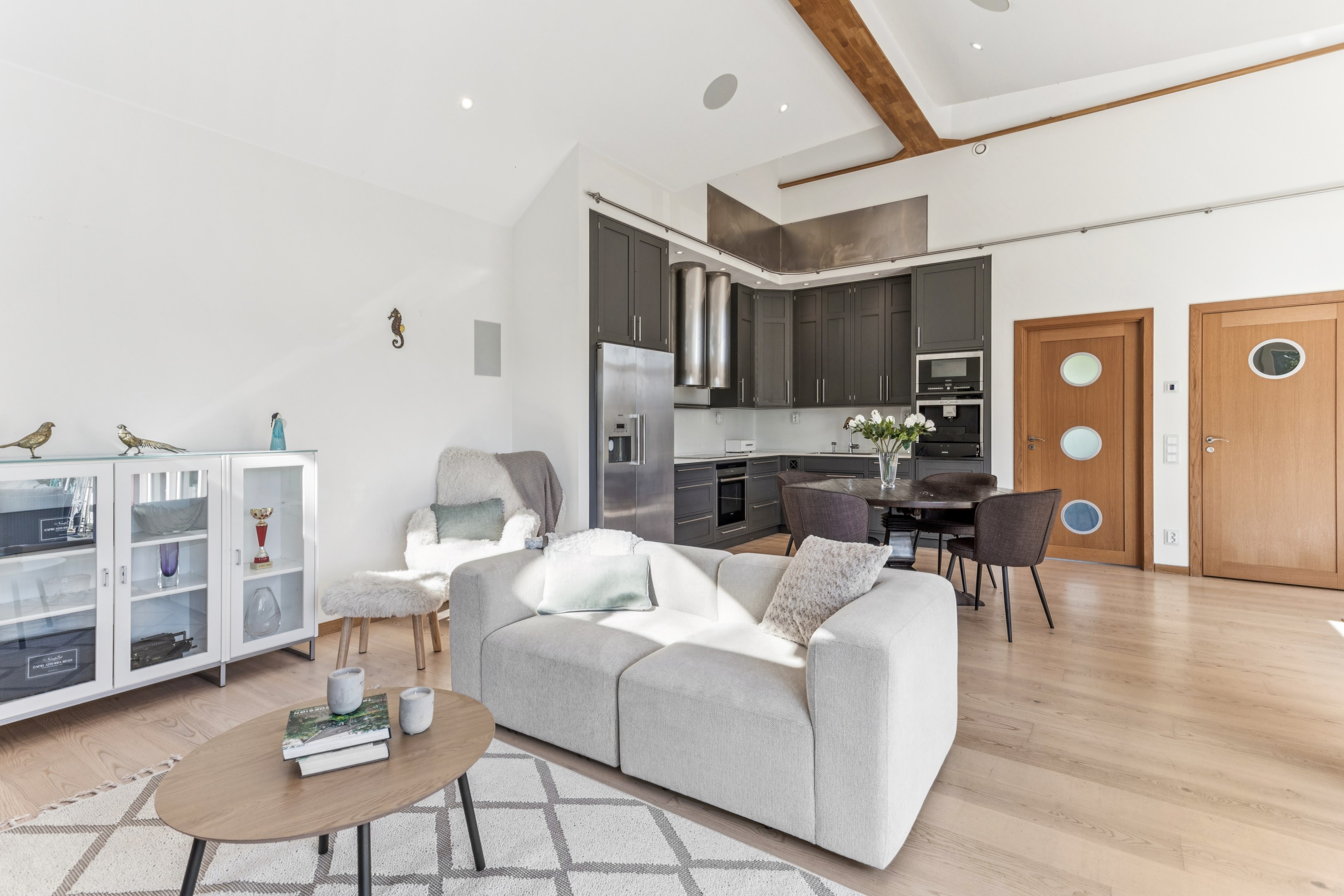 Vardagsrummet är ihopkopplat med köket