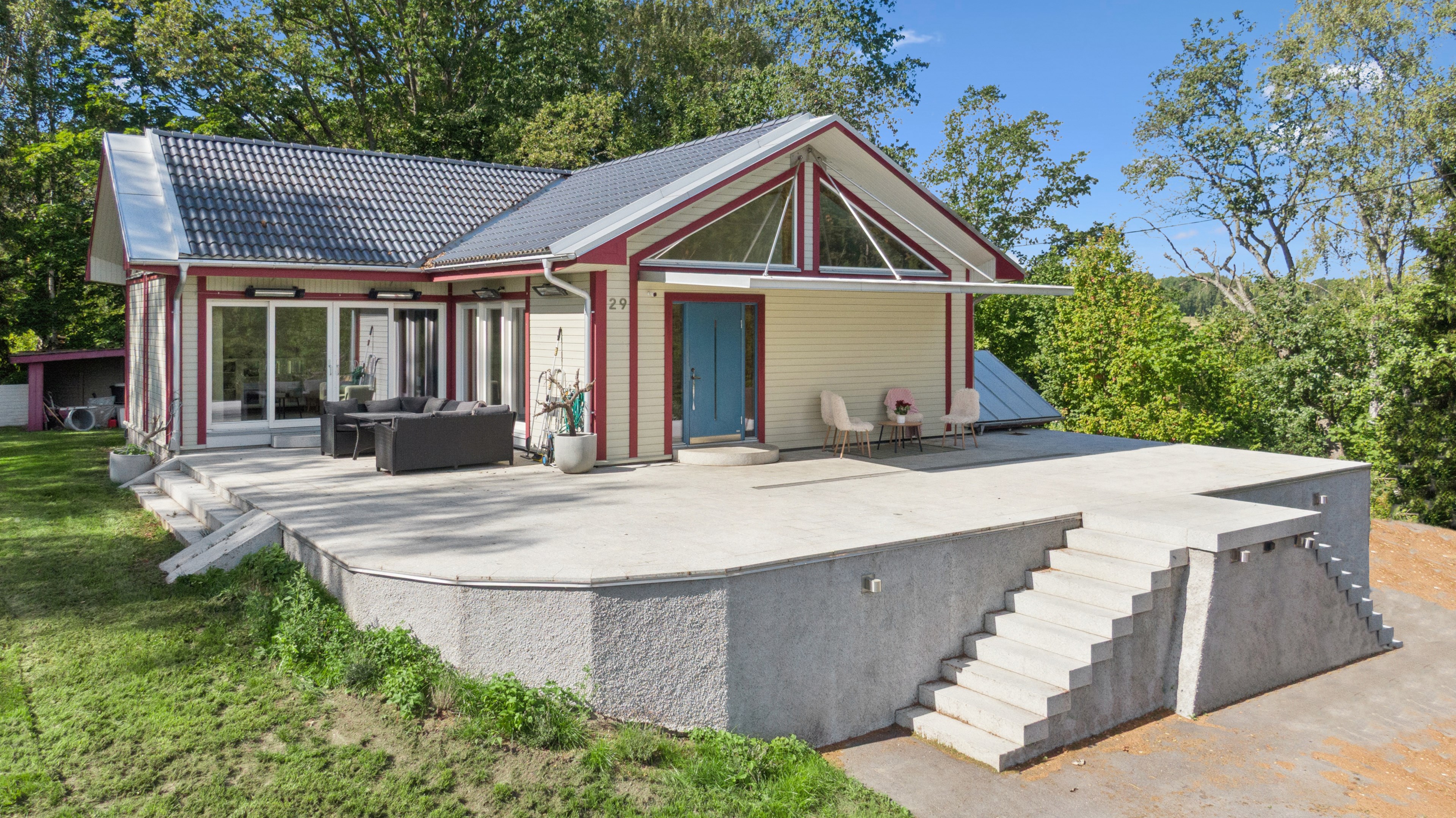 Stor härlig stenlagd uteplats