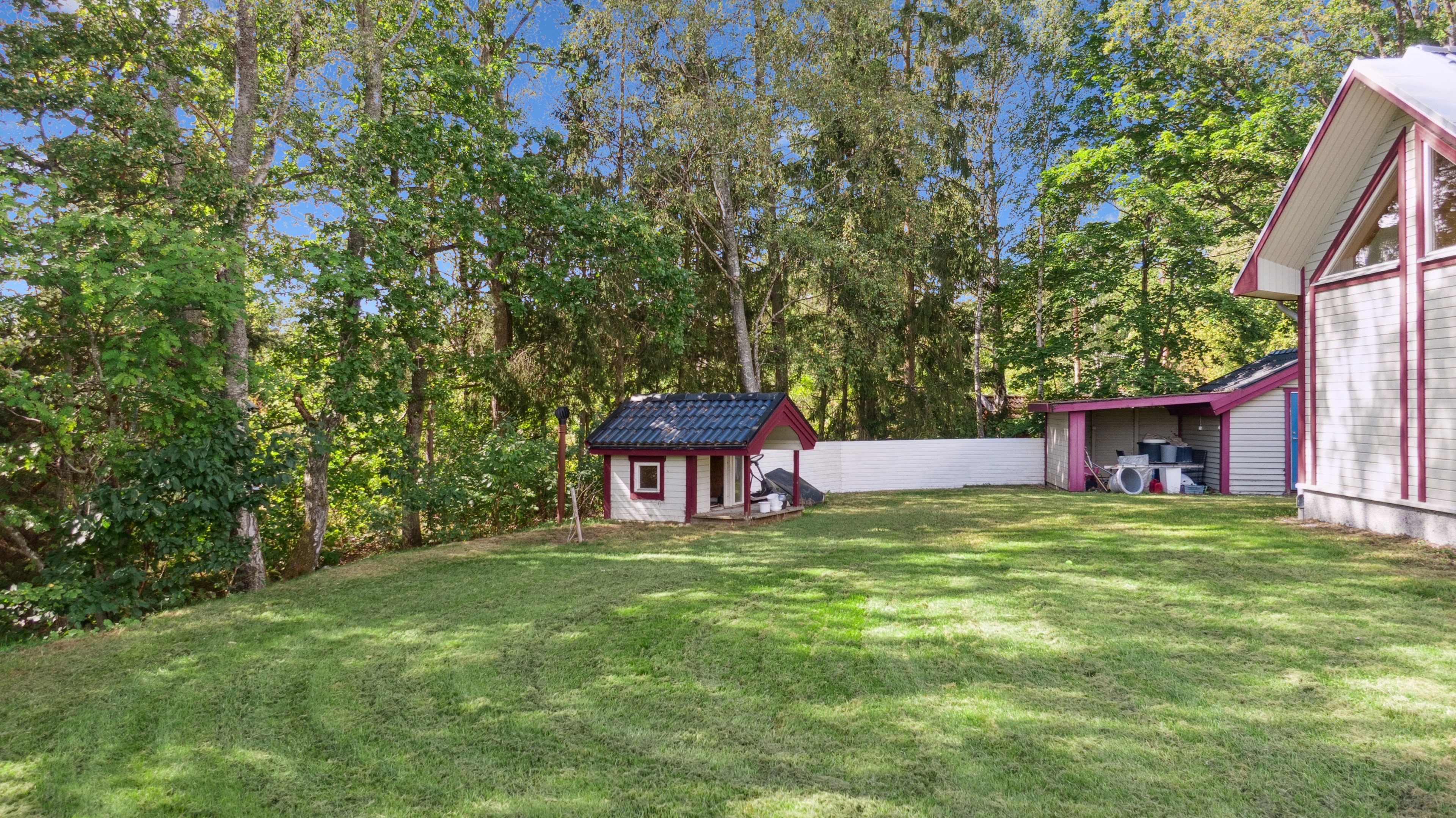 Gröna ytor kring delar av villan