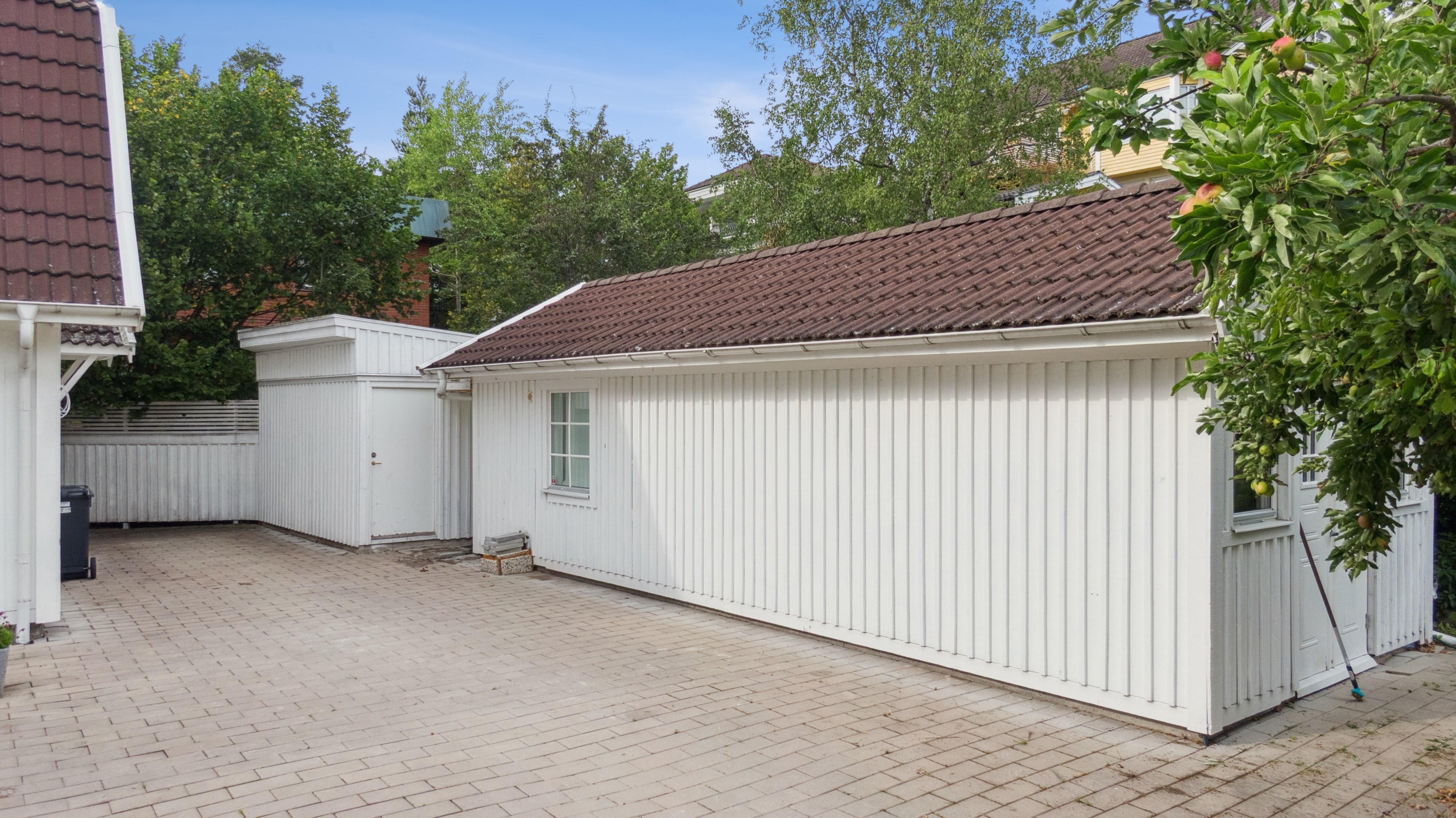 Gästhus till besökare och rejält förråd bakom