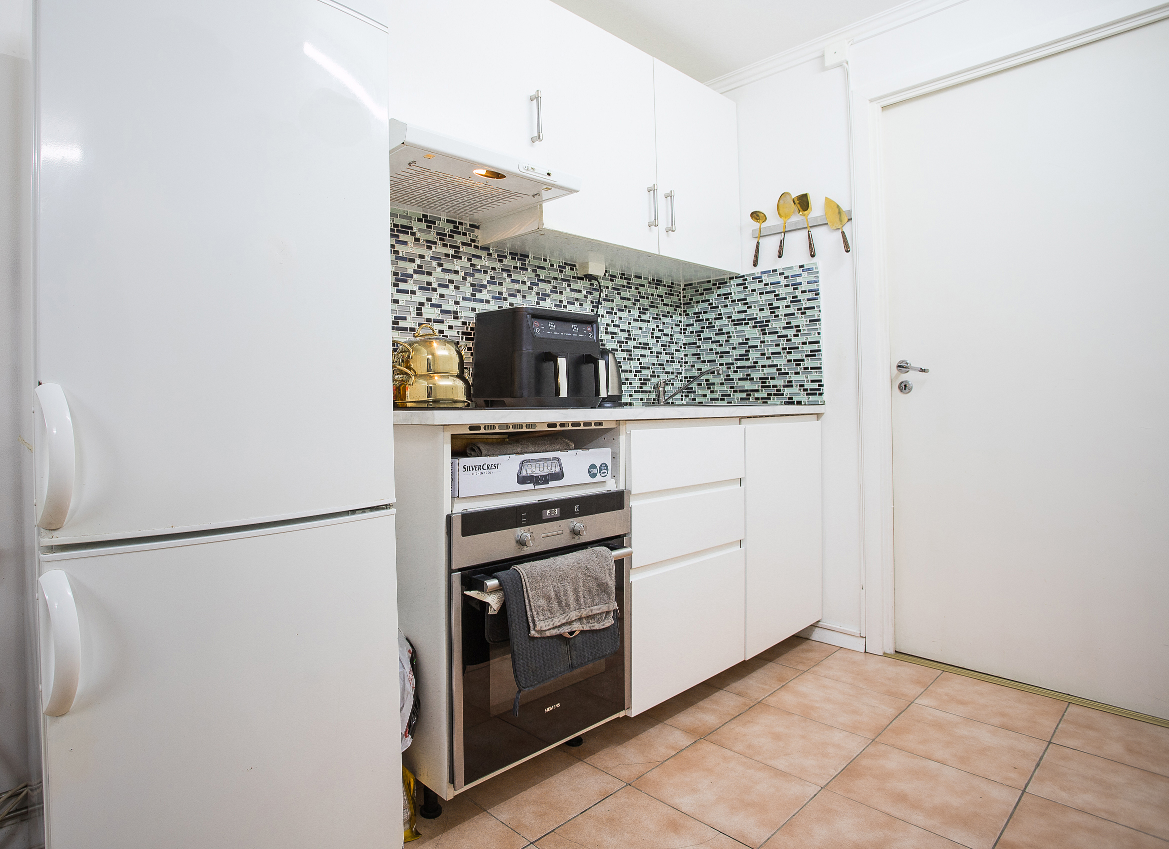 Kök med ugn, spisfläkt, häll samt kyl/frys