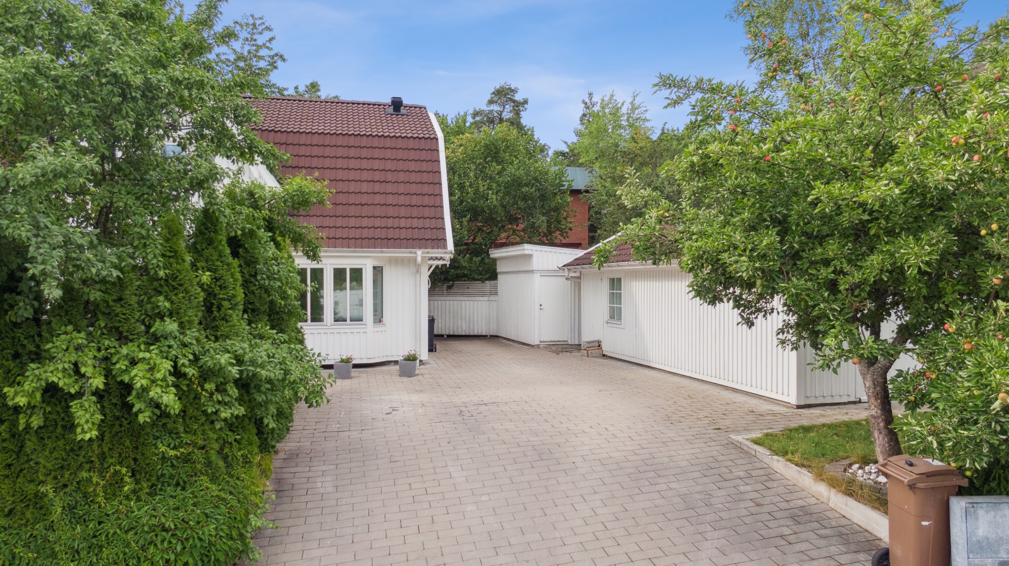 Uppfart med plats för flertalet bilar