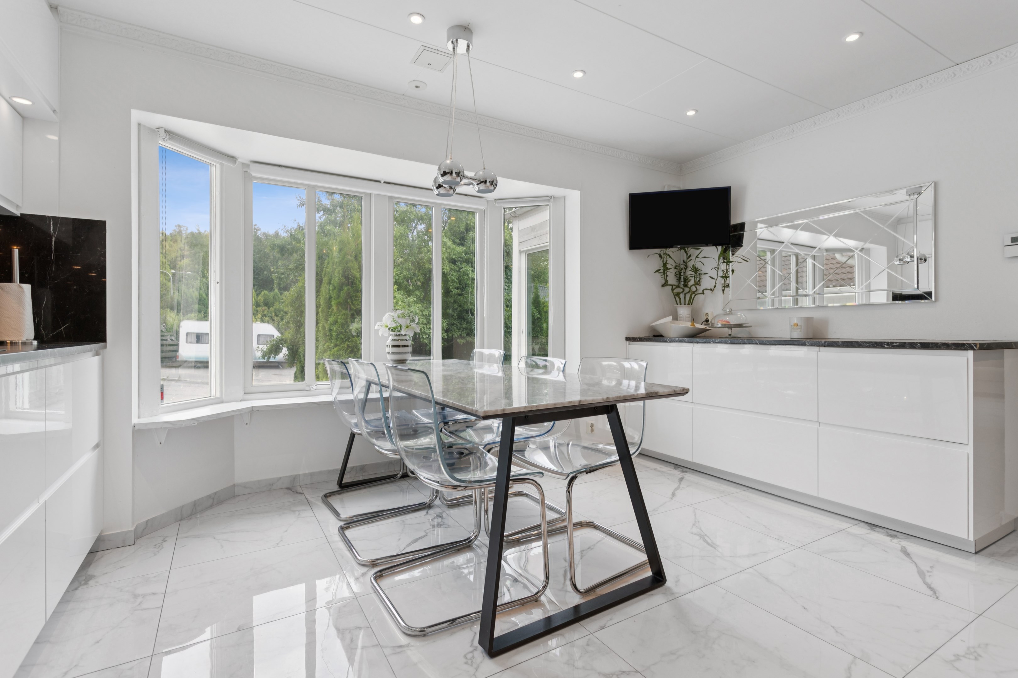 Generös matplats i köket