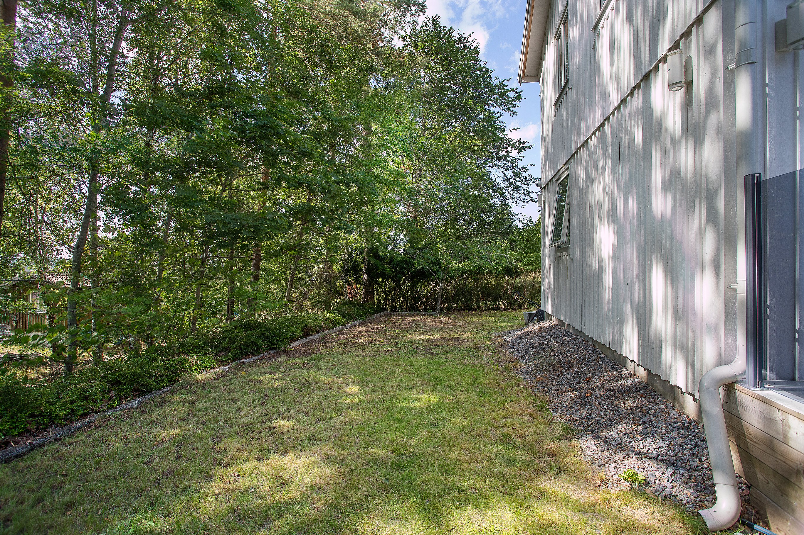 Ytterligare del av tomtens gavelsida