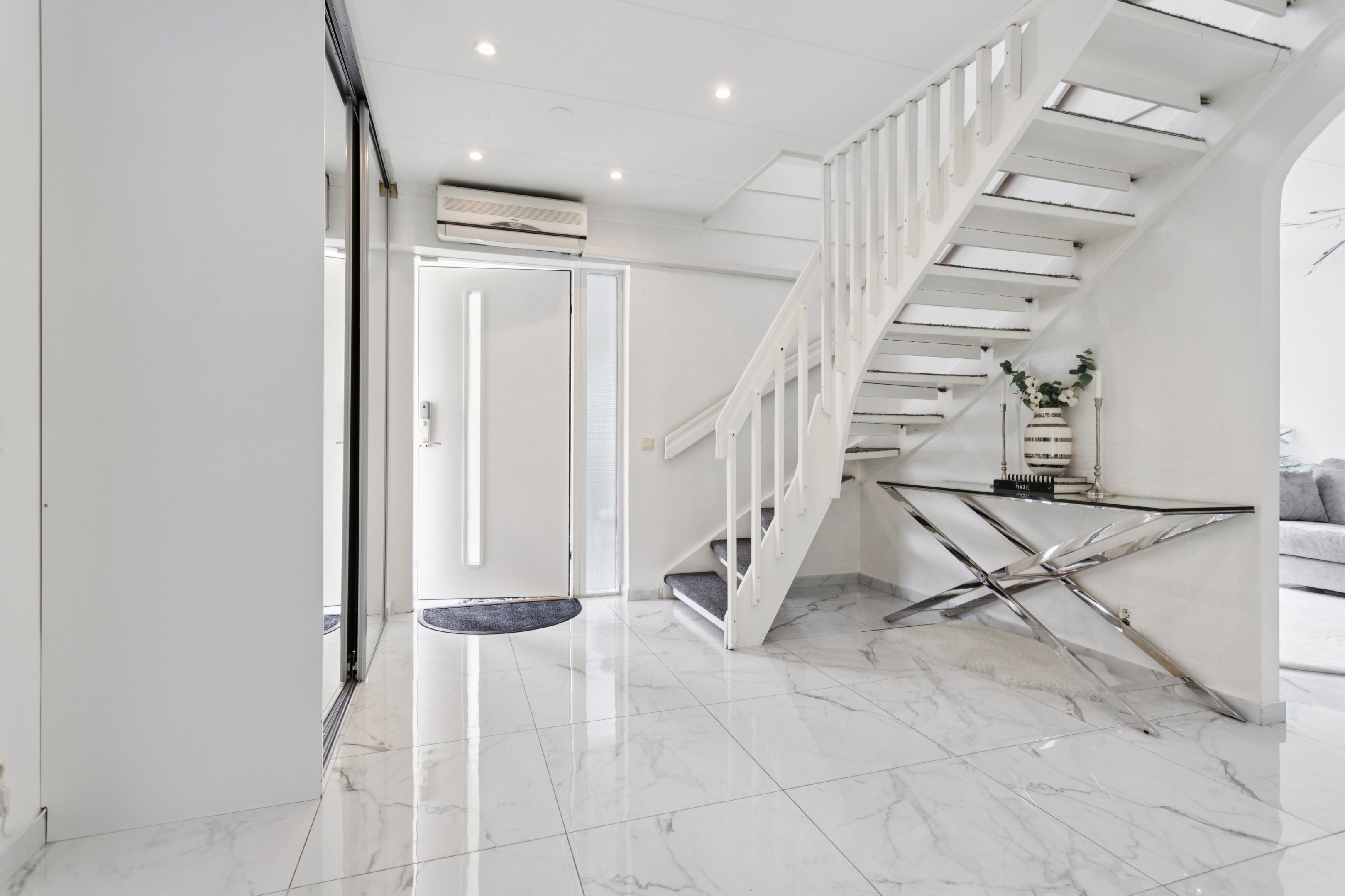 Bra hall/entré till klädavhängning