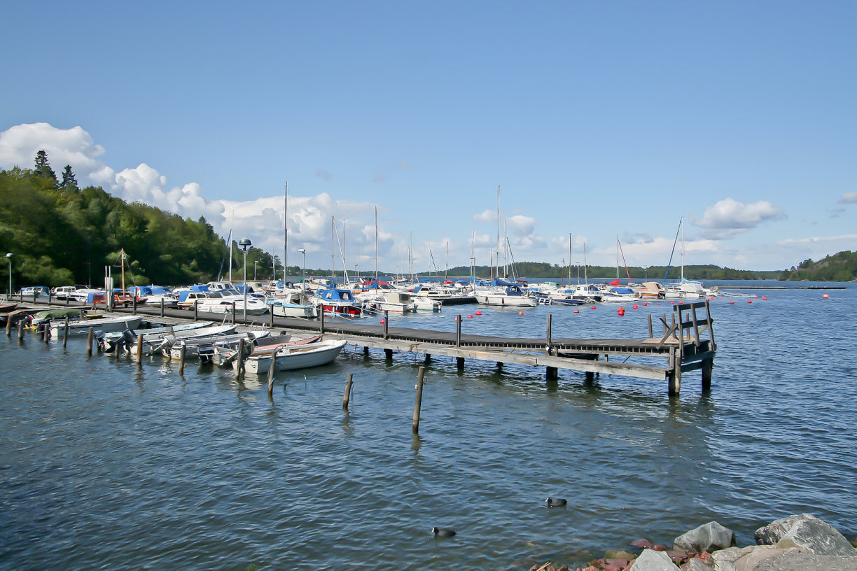 5 minuters bilväg till en större båthamn