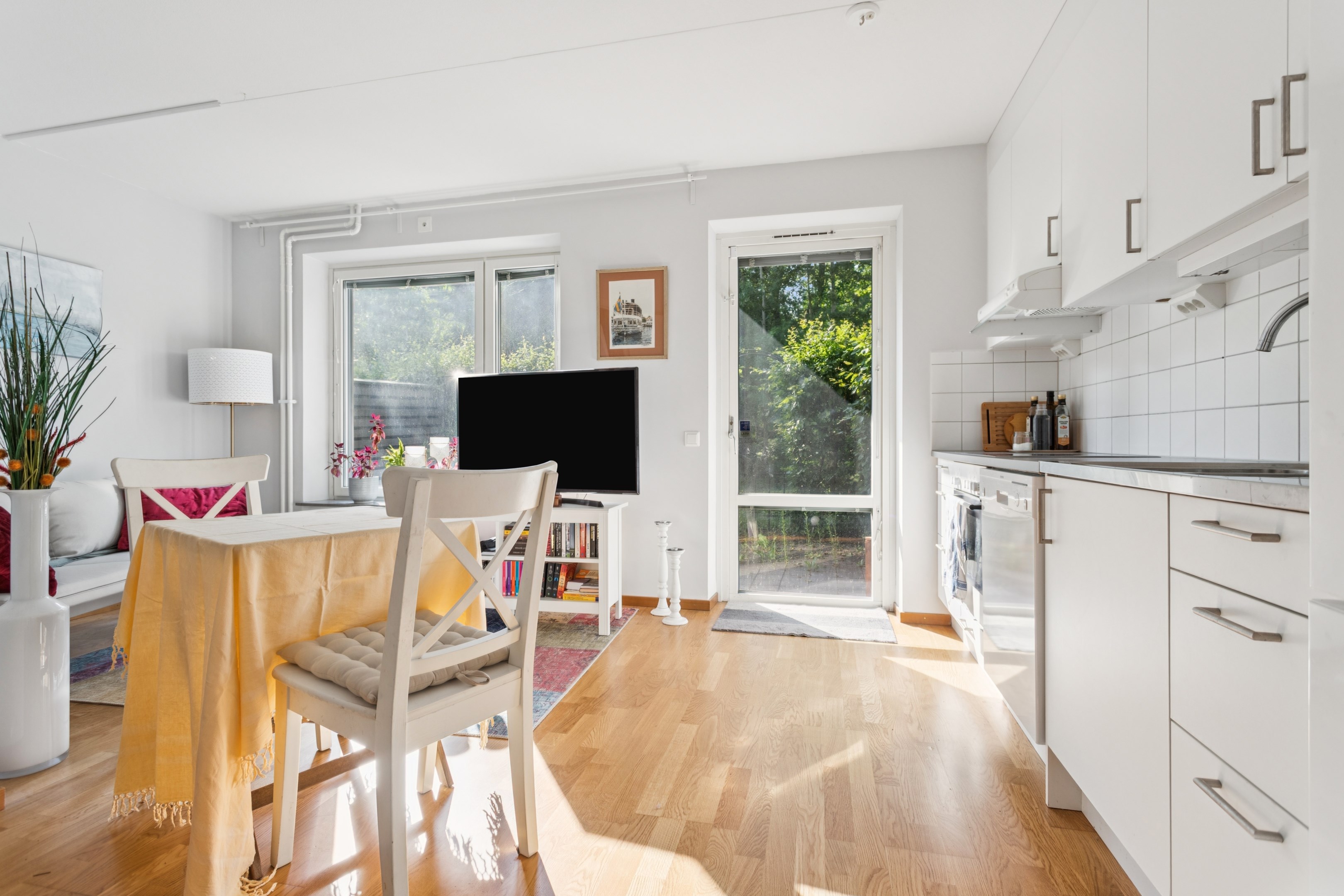 Kök och vardagsrum med öppen planlösning