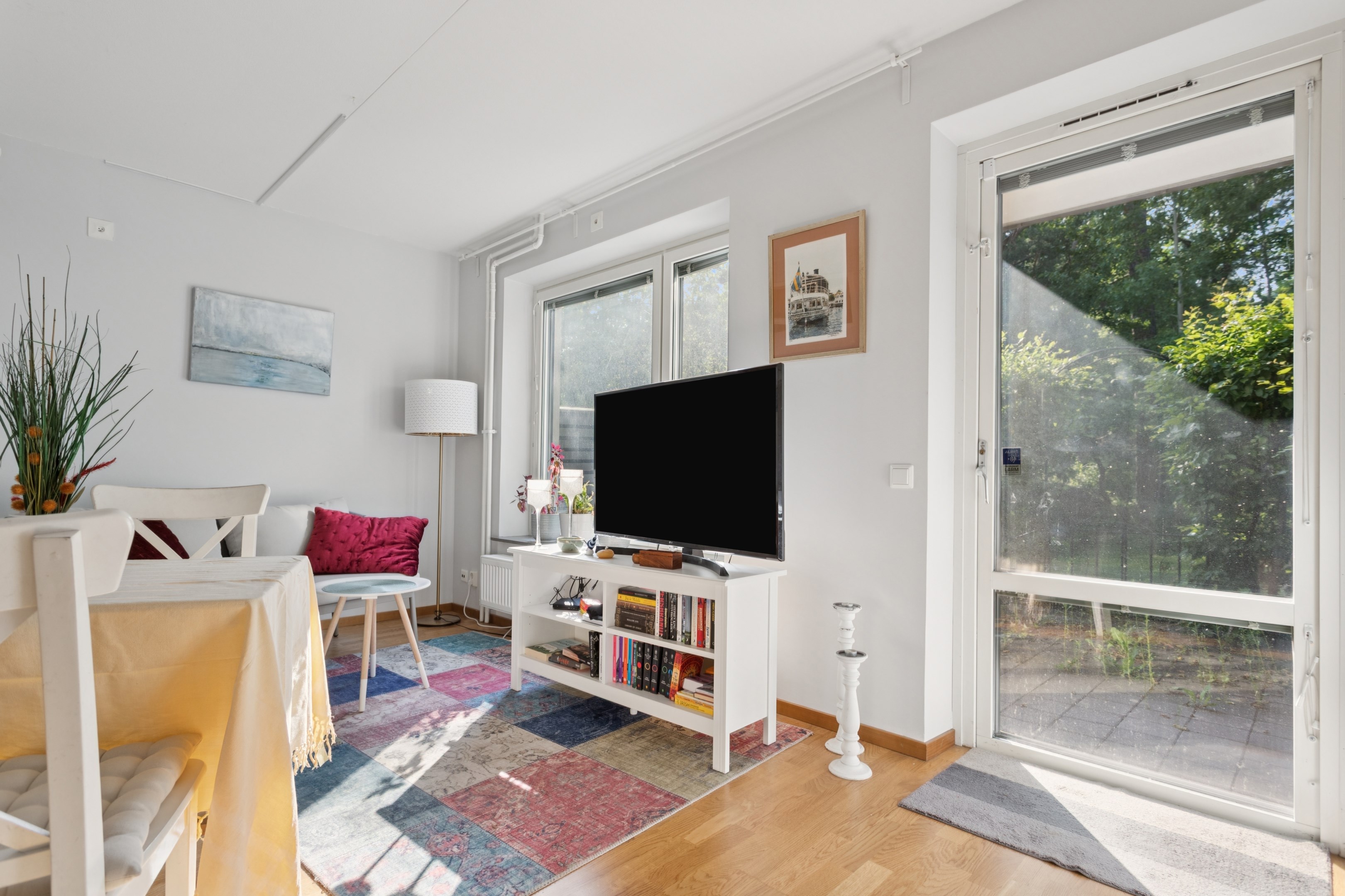 Vardagsrum som lätt rymmer soffa och matbord