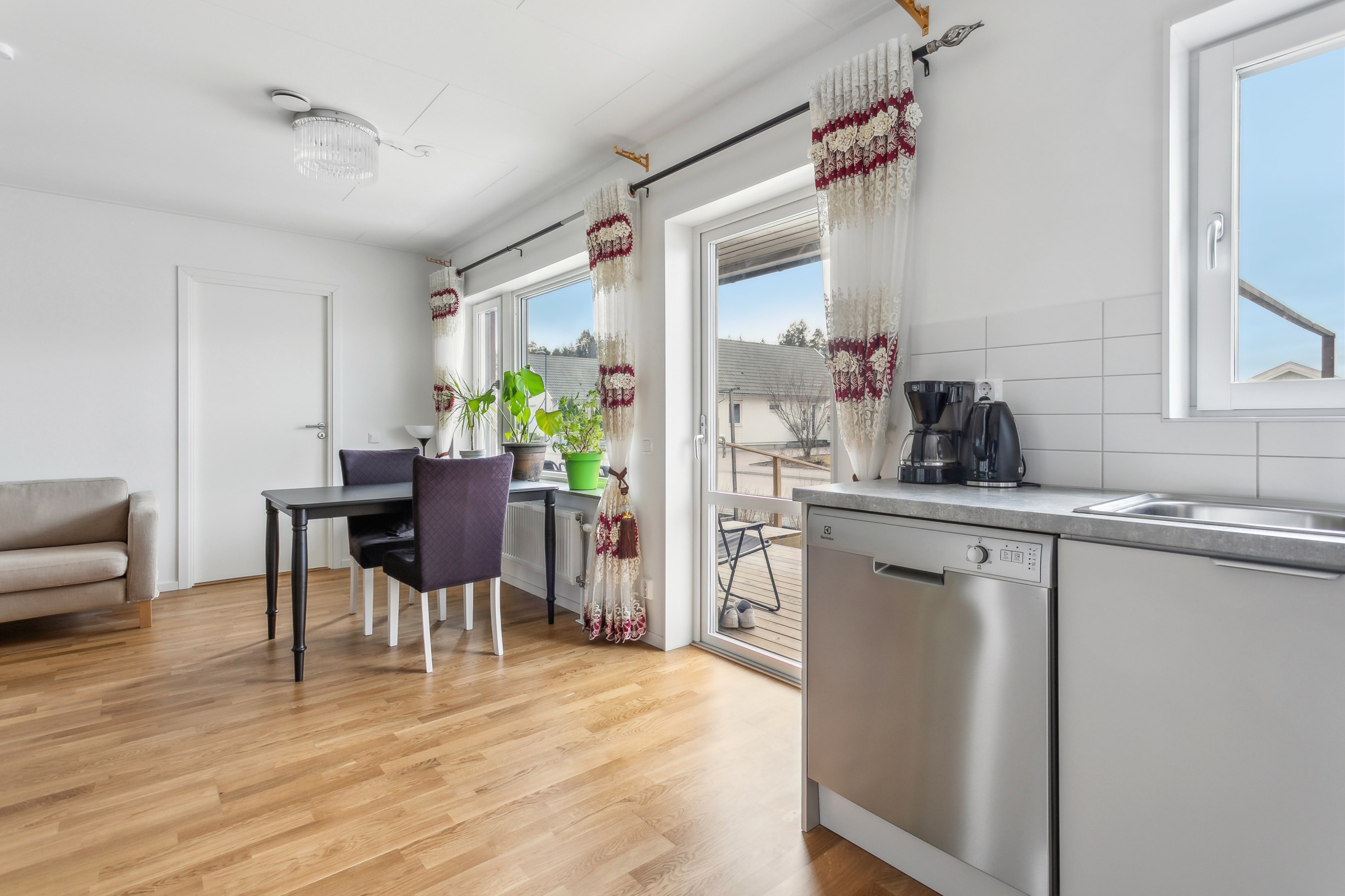 Matplats för 4-6 personer intill köket