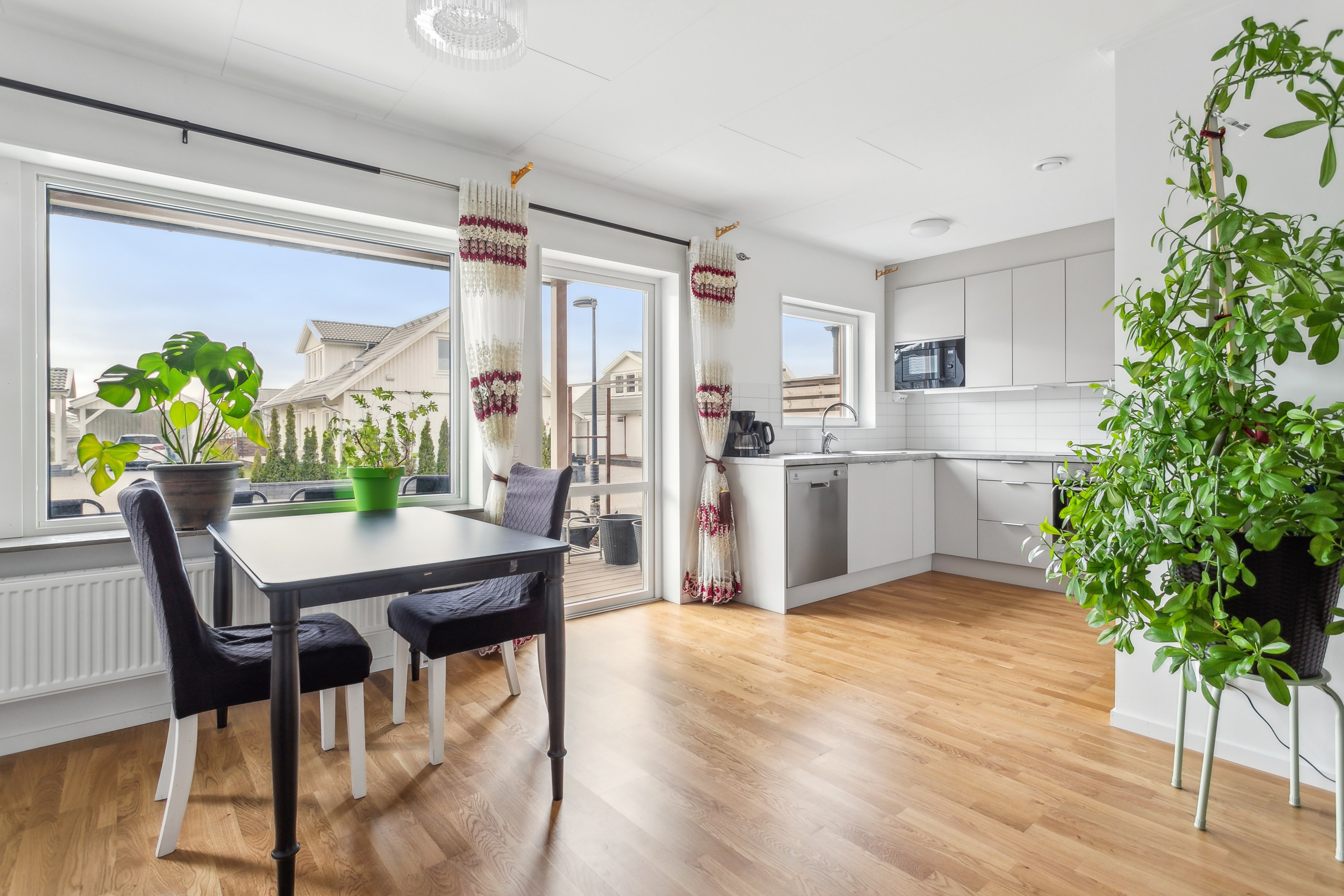 Öppen planlösning mellan vardagsrum och kök