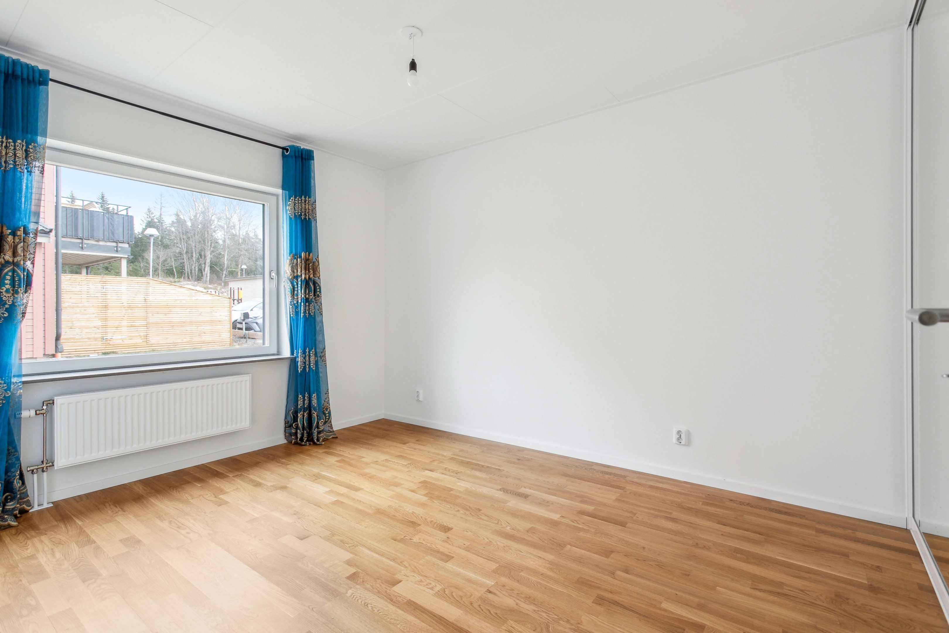 Sovrum 1 som har gott om plats för dubbelsäng