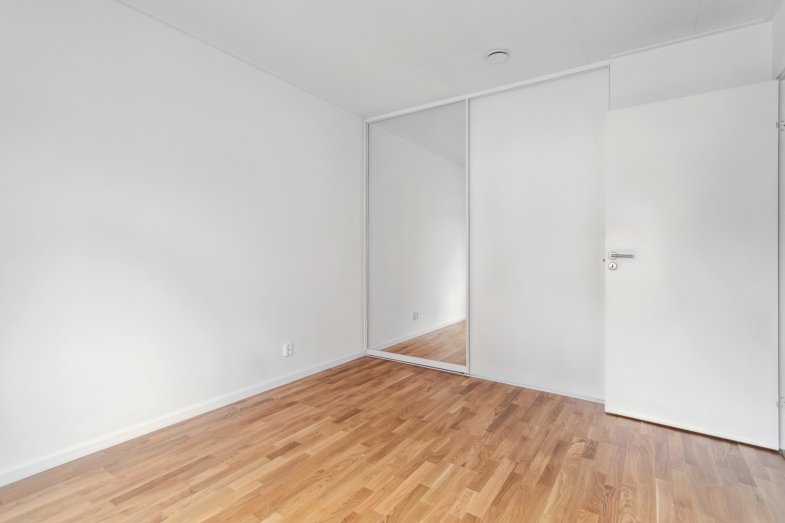 Bra förvaring bakom skjutdörrar