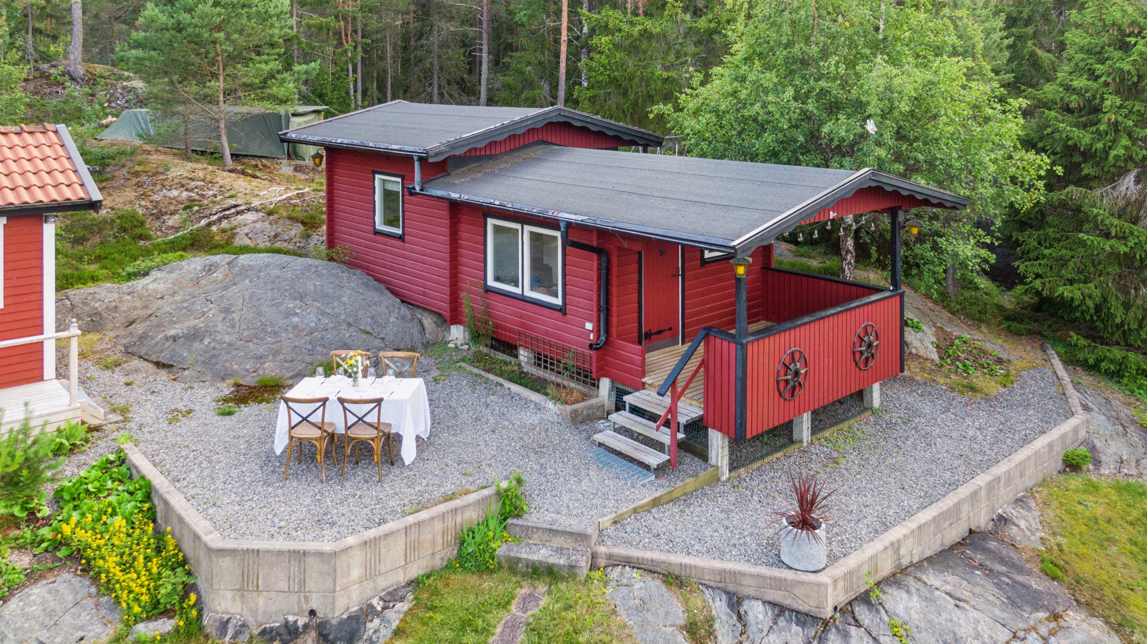 Gästhuset med dess uteplats