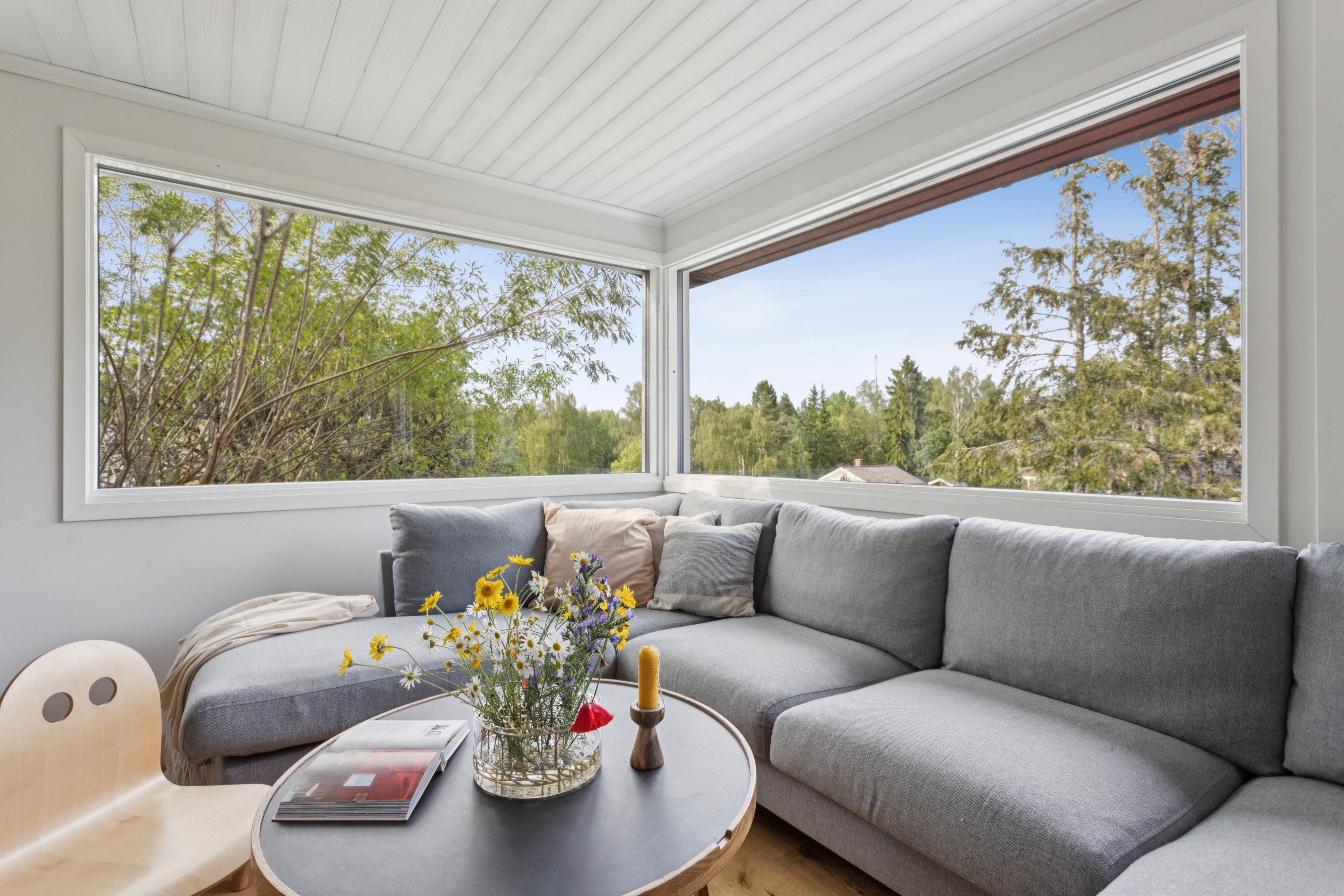 Vardagsrum med stora fönsterpartier