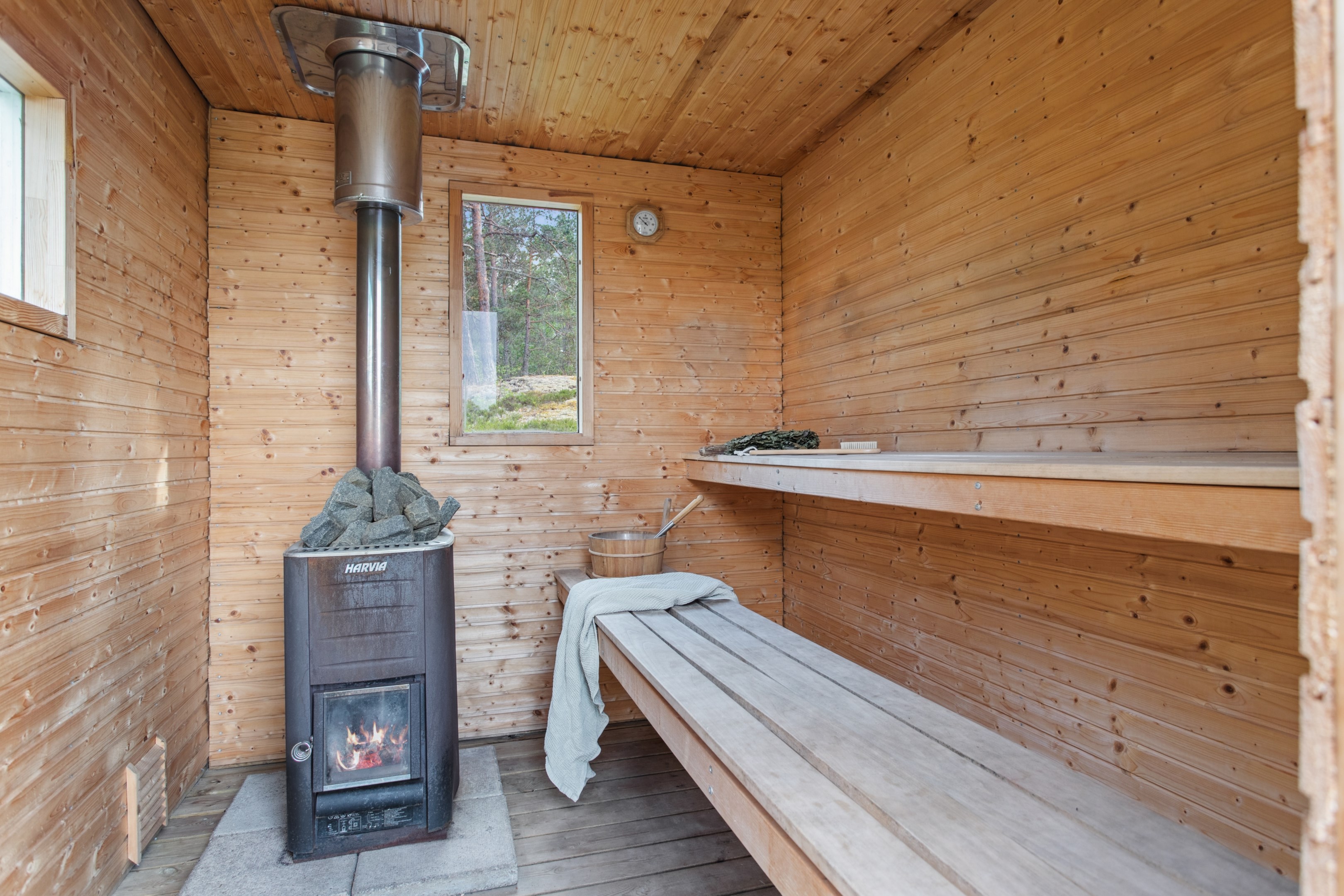 Vedeldad bastu i friggeboden