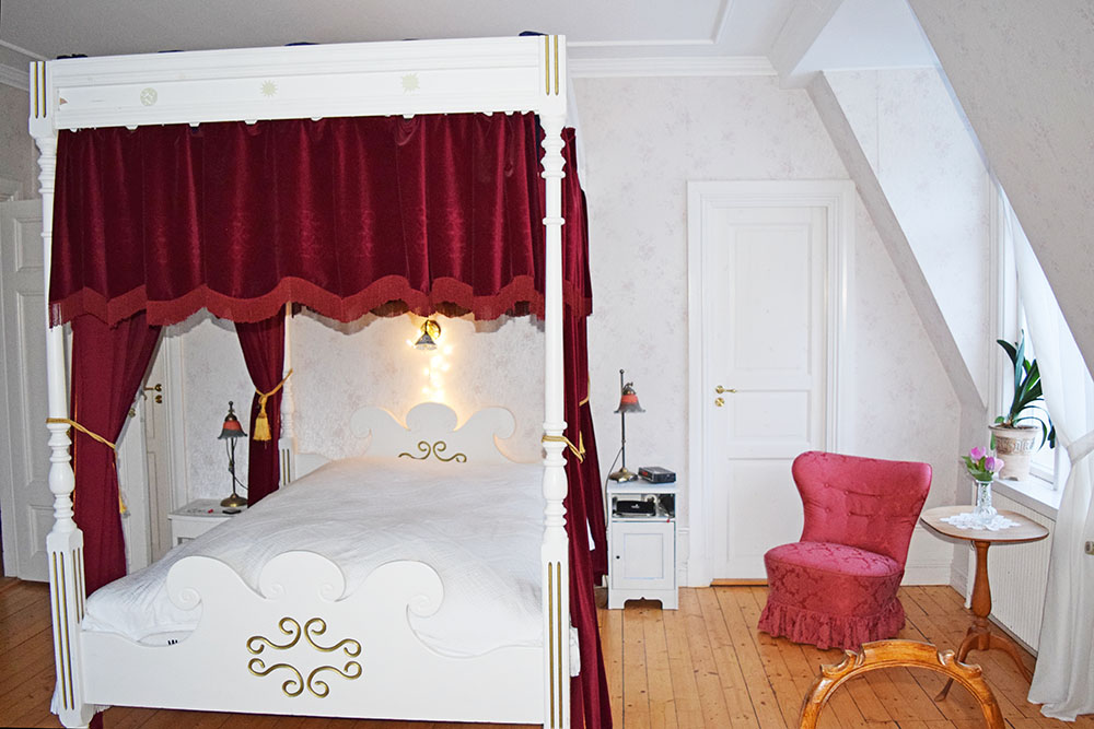 Sovrum med klädkammare