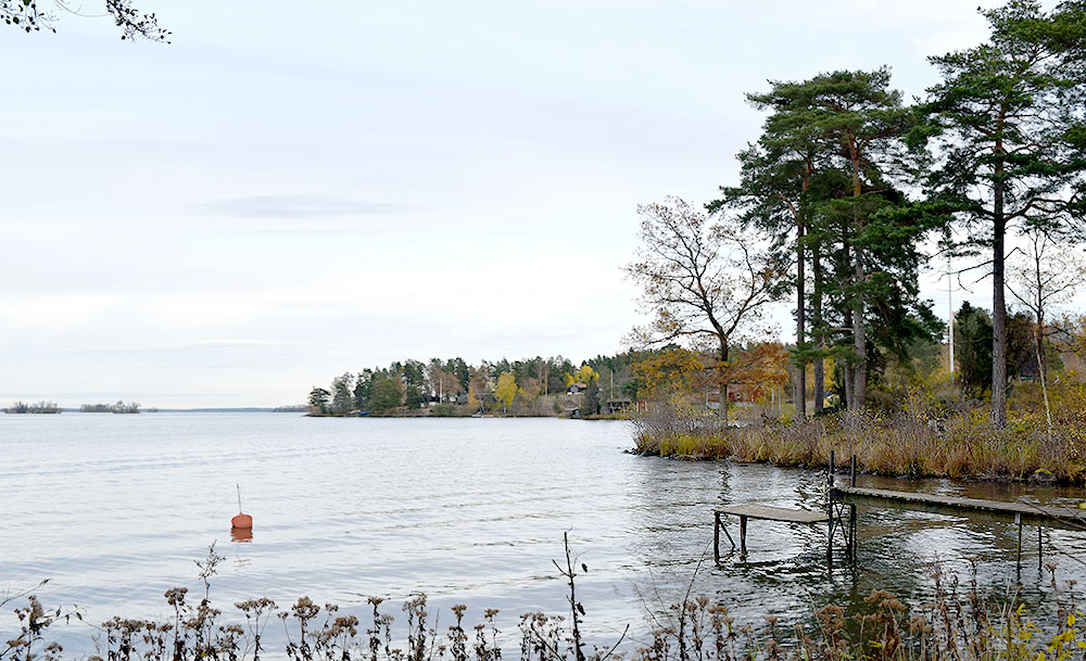 Bt136-stranden-utsikt sjön. Bryggan tillhör ej.