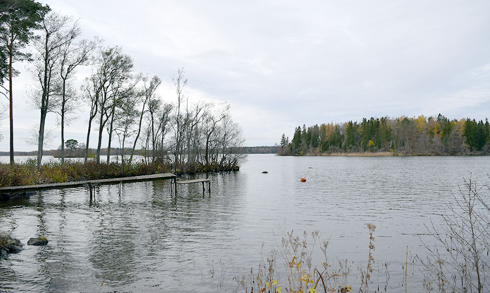 Utsikt från stranden. Bryggan tillhör ej.