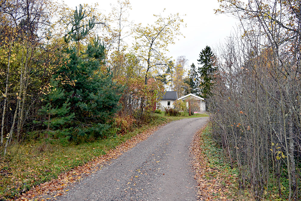 Bt136-vägen mellan huset & ekonomibyggnad