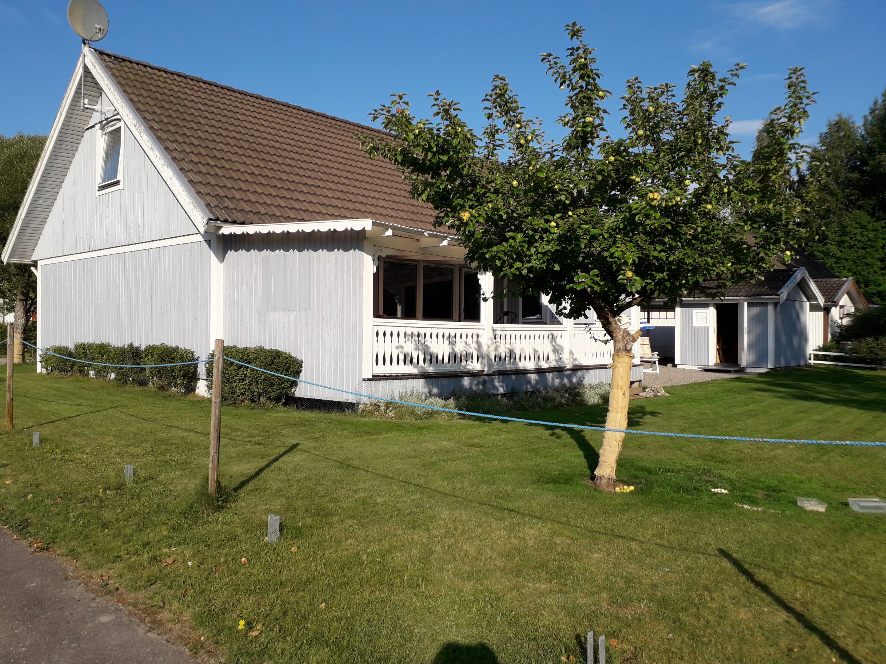 Sett från vägen mot baksidan