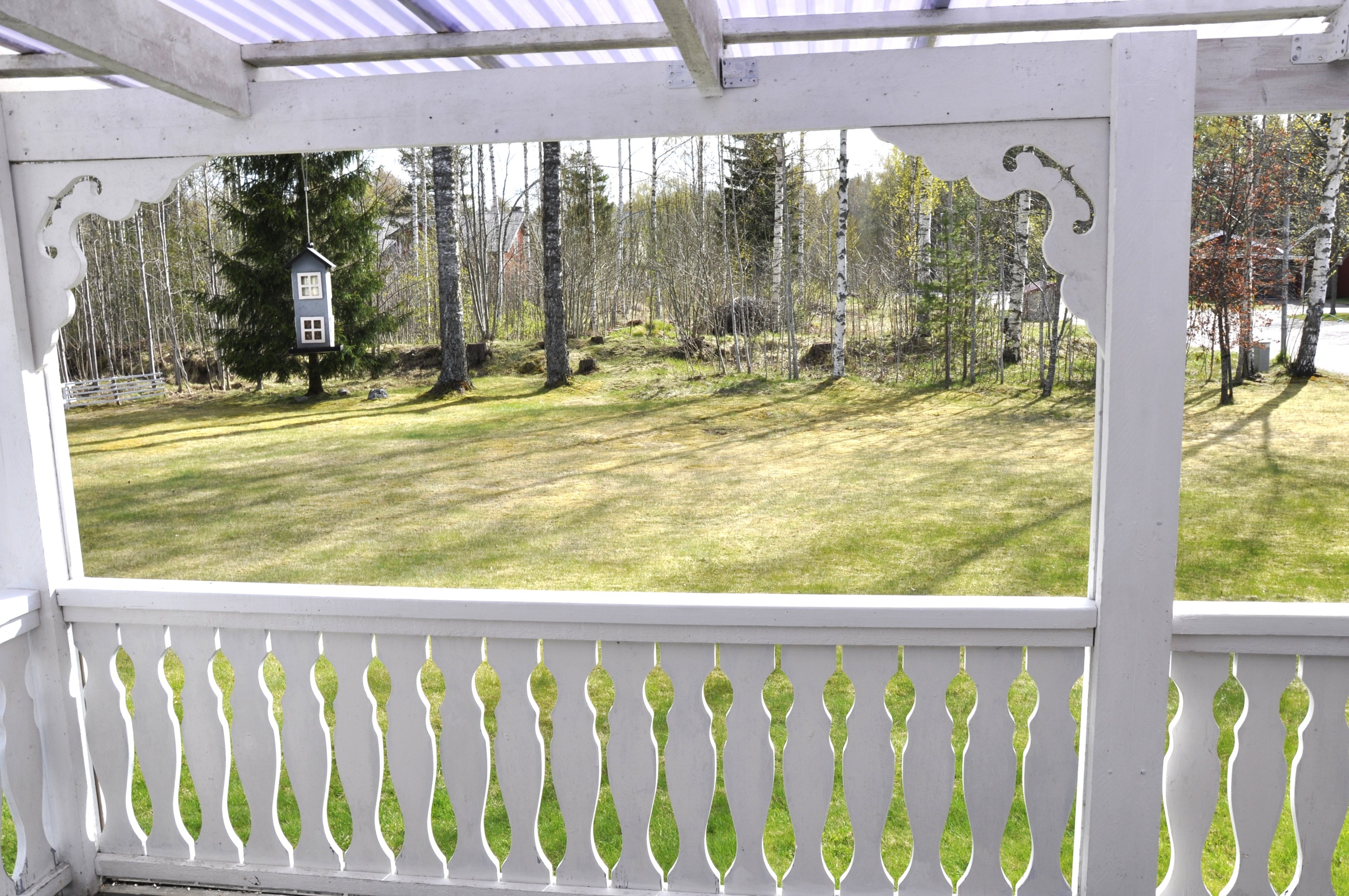 Vy  mot baksidan från altanen