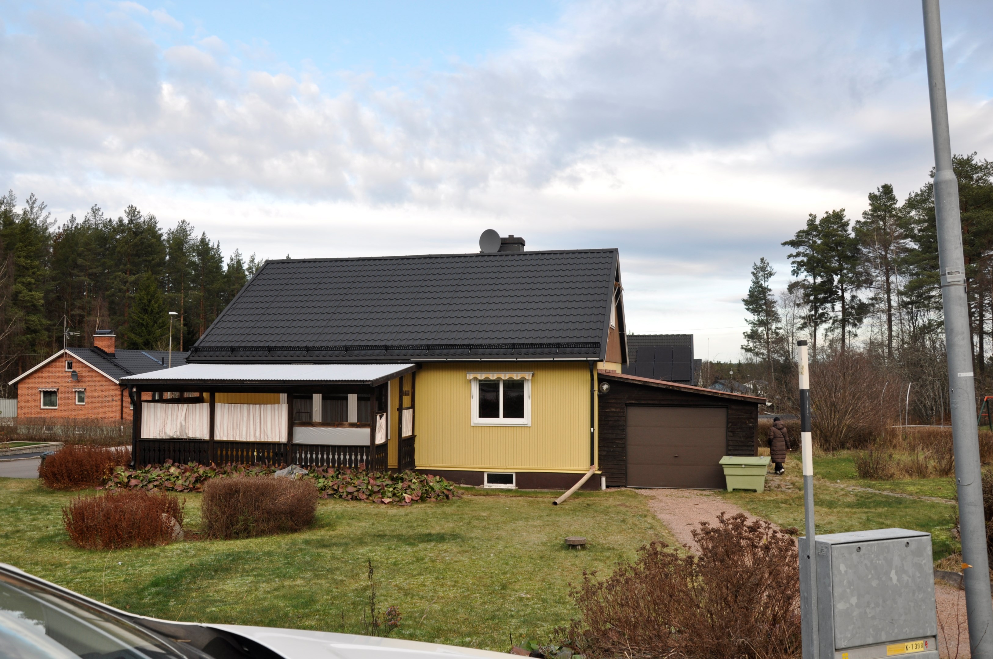 Husets sett från Tjädersvängen