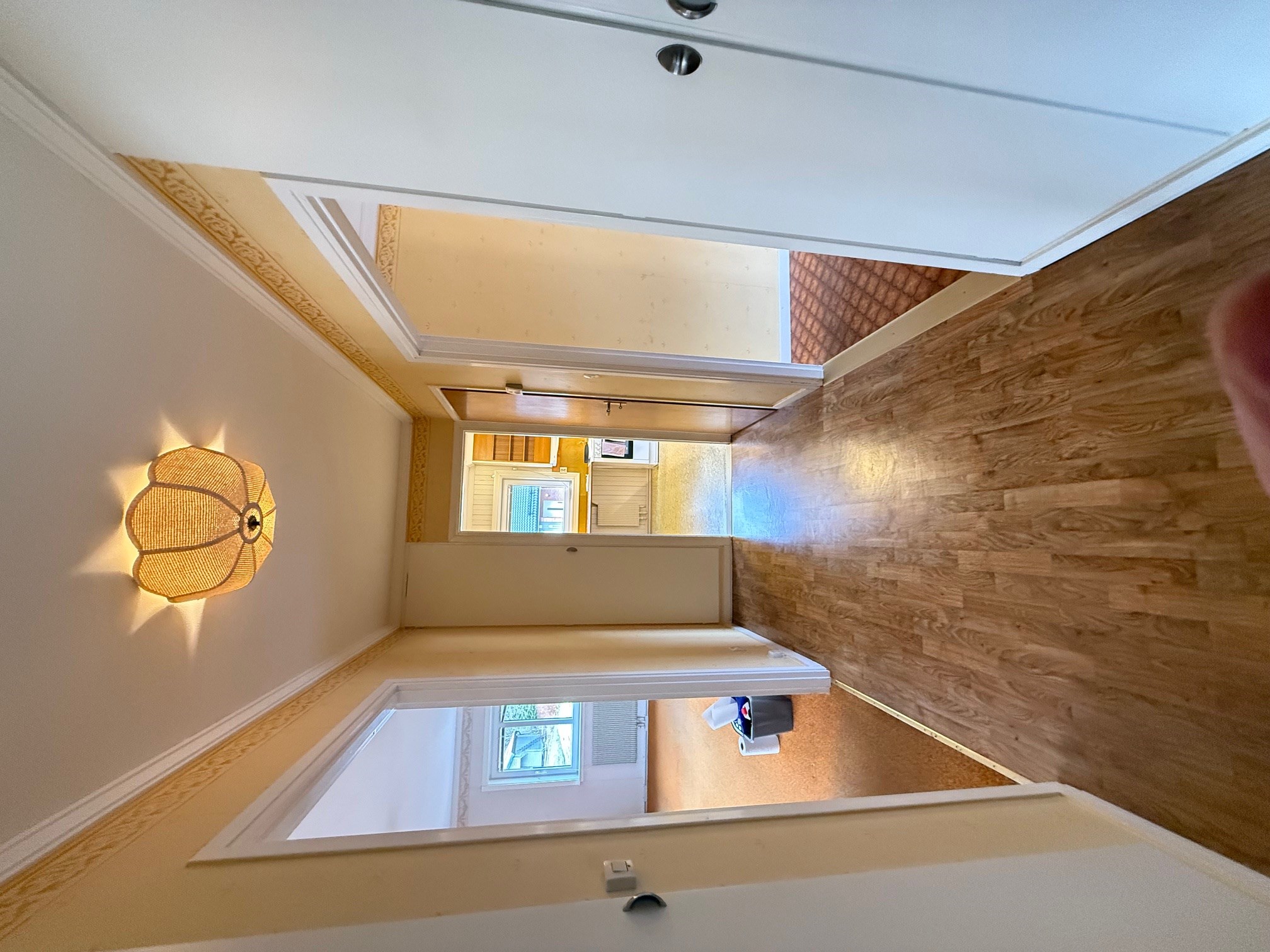 Inre hall mot v-rum och köket