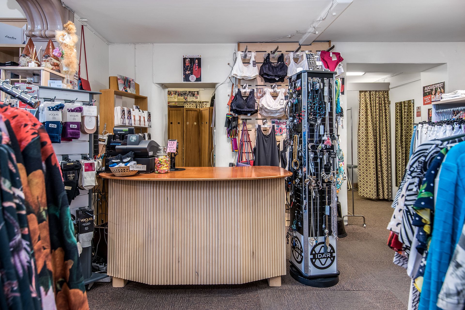 Kassadisk och omklädningshytter