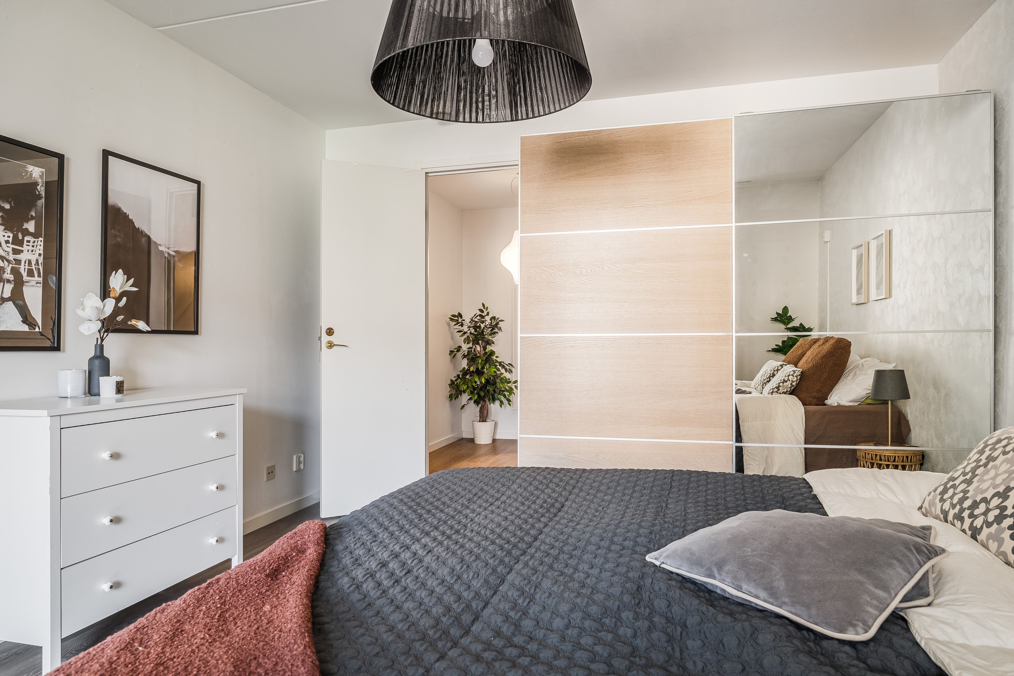 Sovrum I, med praktisk förvaring