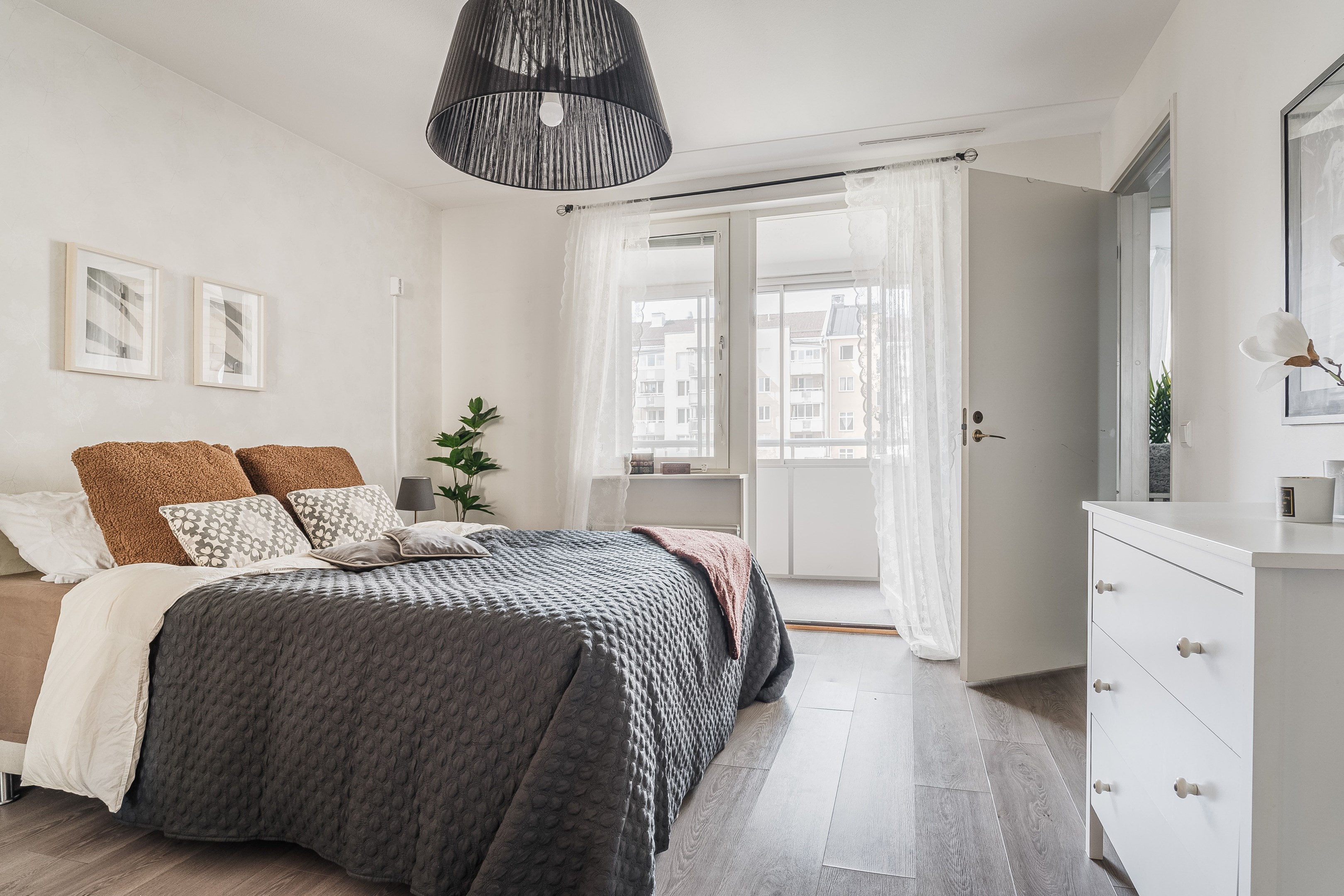 Sovrum I, utgång till inglasad balkong