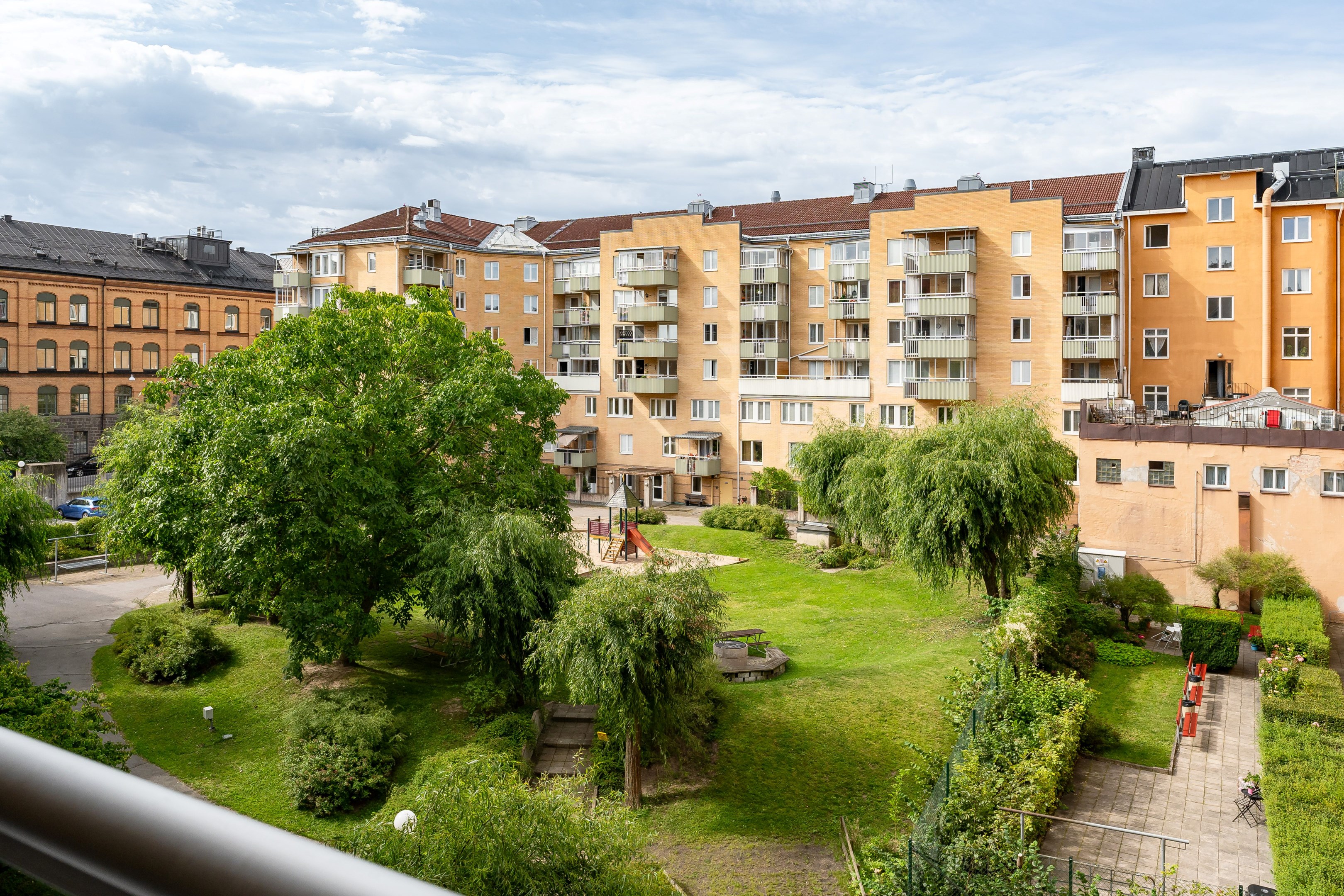 Den stora lummiga innergården med plats för lek och vila